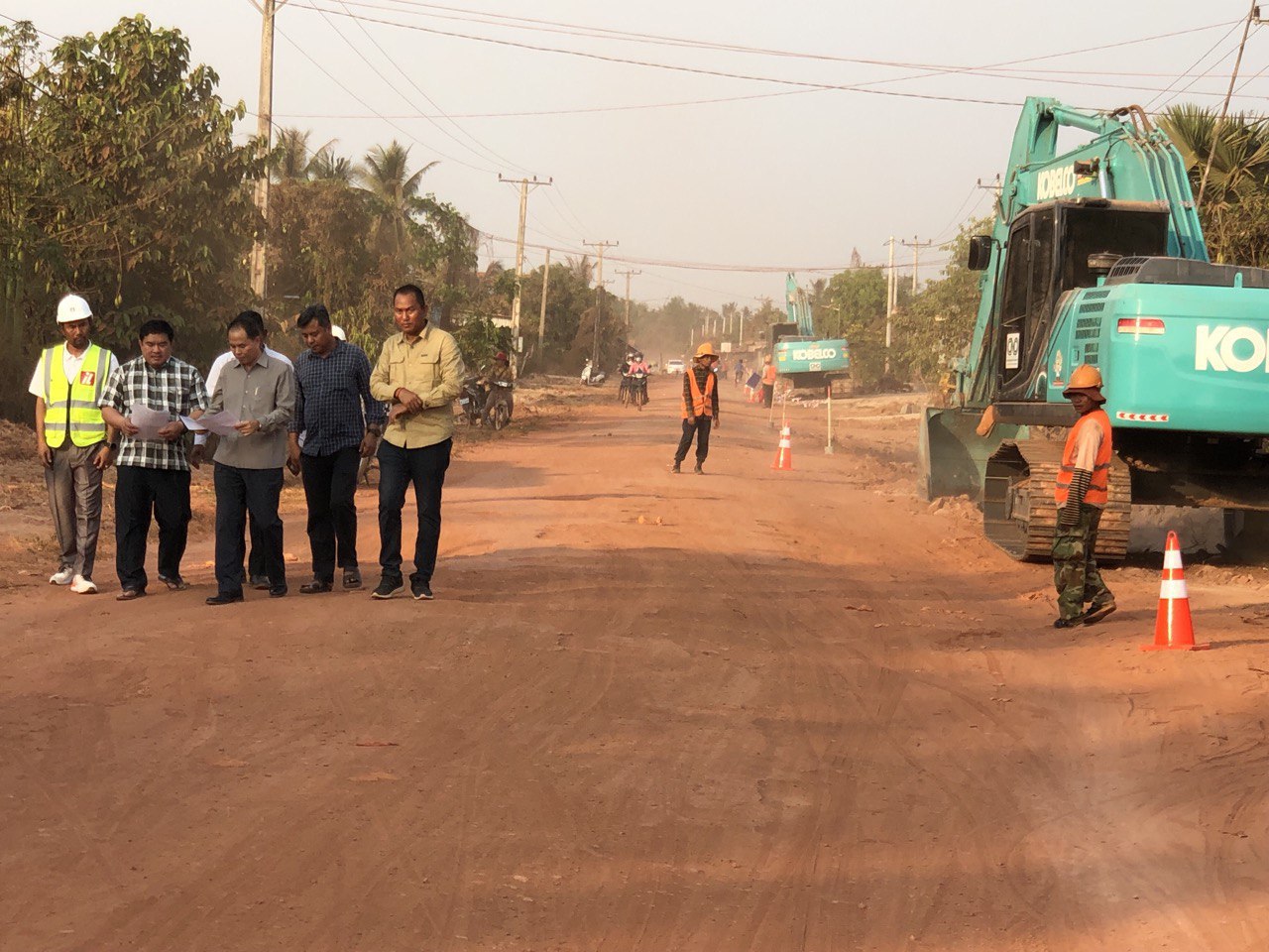 ឯកឧត្តមបណ្ឌិត នួន ដាញ៉ិល ចុះពិនិត្យស្ថានភាព និងវឌ្ឍនភាពការងារនៃការចាប់ផ្តើមដំណើរការ ការដ្ឋានសាងសង់ផ្លូវចំនួន ៨ខ្សែ នៅខេត្តសៀមរាប ក្នុងក្របខណ្ឌកម្មវិធី RID4CAM 5 photo 2024 03 08 20 47 53