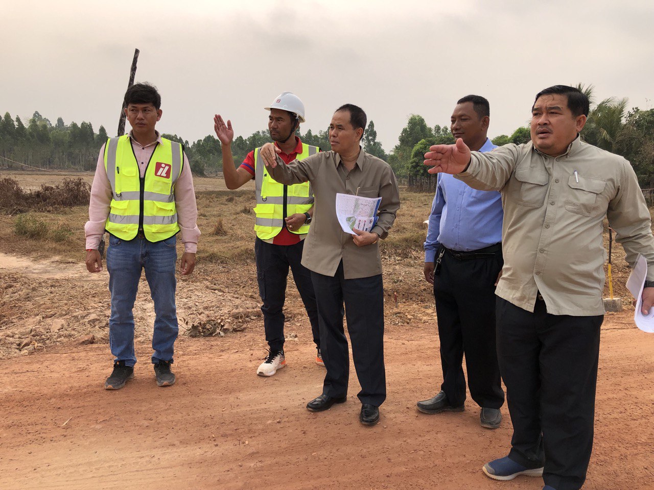 ឯកឧត្តមបណ្ឌិត នួន ដាញ៉ិល ចុះពិនិត្យស្ថានភាព និងវឌ្ឍនភាពការងារនៃការចាប់ផ្តើមដំណើរការ ការដ្ឋានសាងសង់ផ្លូវចំនួន ៨ខ្សែ នៅខេត្តសៀមរាប ក្នុងក្របខណ្ឌកម្មវិធី RID4CAM 6 photo 2024 03 08 20 47 55