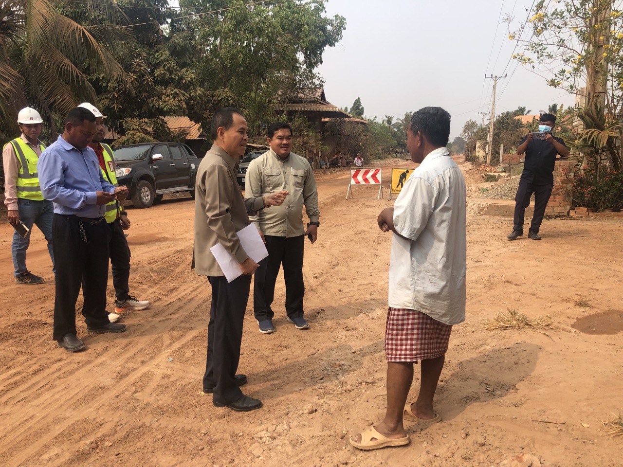 ឯកឧត្តមបណ្ឌិត នួន ដាញ៉ិល ចុះពិនិត្យស្ថានភាព និងវឌ្ឍនភាពការងារនៃការចាប់ផ្តើមដំណើរការ ការដ្ឋានសាងសង់ផ្លូវចំនួន ៨ខ្សែ នៅខេត្តសៀមរាប ក្នុងក្របខណ្ឌកម្មវិធី RID4CAM 7 photo 2024 03 08 20 47 56