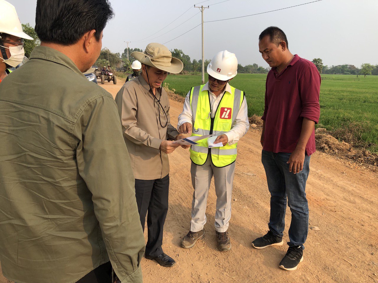 ឯកឧត្តមបណ្ឌិត នួន ដាញ៉ិល ចុះពិនិត្យស្ថានភាព និងវឌ្ឍនភាពការងារនៃការចាប់ផ្តើមដំណើរការ ការដ្ឋានសាងសង់ផ្លូវចំនួន ៨ខ្សែ នៅខេត្តសៀមរាប ក្នុងក្របខណ្ឌកម្មវិធី RID4CAM 8 photo 2024 03 08 20 47 57