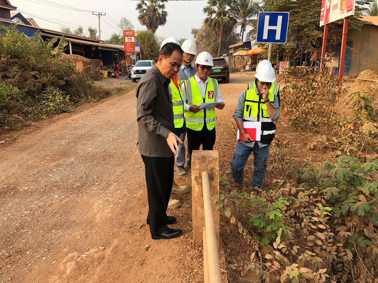 ឯកឧត្តមបណ្ឌិត នួន ដាញ៉ិល ចុះពិនិត្យស្ថានភាព និងវឌ្ឍនភាពការងារនៃការចាប់ផ្តើមដំណើរការ ការដ្ឋានសាងសង់ផ្លូវចំនួន ៨ខ្សែ នៅខេត្តសៀមរាប ក្នុងក្របខណ្ឌកម្មវិធី RID4CAM 9 photo 2024 03 09 18 01 37