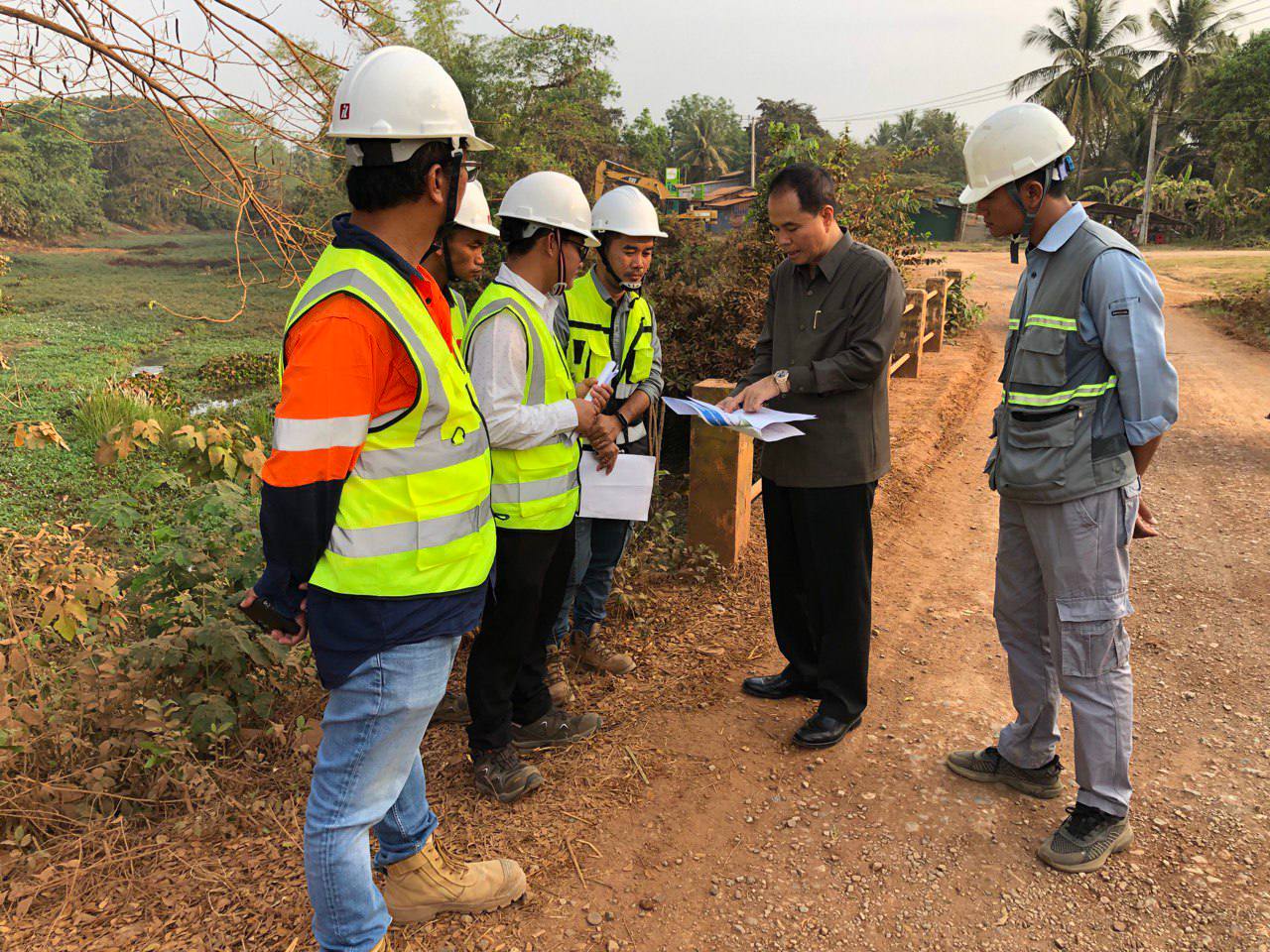 ឯកឧត្តមបណ្ឌិត នួន ដាញ៉ិល ចុះពិនិត្យស្ថានភាព និងវឌ្ឍនភាពការងារនៃការចាប់ផ្តើមដំណើរការ ការដ្ឋានសាងសង់ផ្លូវចំនួន ៨ខ្សែ នៅខេត្តសៀមរាប ក្នុងក្របខណ្ឌកម្មវិធី RID4CAM 10 photo 2024 03 09 18 01 40