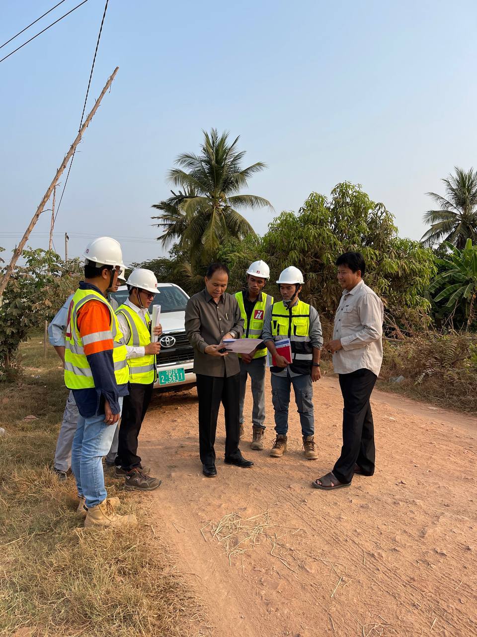 ឯកឧត្តមបណ្ឌិត នួន ដាញ៉ិល ចុះពិនិត្យស្ថានភាព និងវឌ្ឍនភាពការងារនៃការចាប់ផ្តើមដំណើរការ ការដ្ឋានសាងសង់ផ្លូវចំនួន ៨ខ្សែ នៅខេត្តសៀមរាប ក្នុងក្របខណ្ឌកម្មវិធី RID4CAM 2 photo 2024 03 09 18 01 48