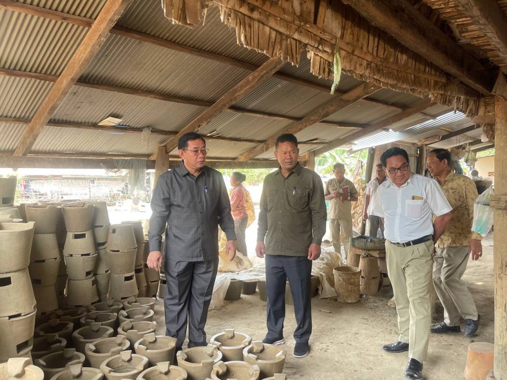 ឯកឧត្ដម លី ណារុន អញ្ជើញជាអធិបតីភាពក្នុងកិច្ចប្រជុំស្តីពីការពិនិត្យផ្ទៀងផ្ទាត់ការអនុវត្តគម្រោងឥណទានរបស់ក្រសួងអភិវឌ្ឍន៍ជនបទ នៅខេត្តកំពង់ឆ្នាំង 2 photo 2024 03 11 19 29 35