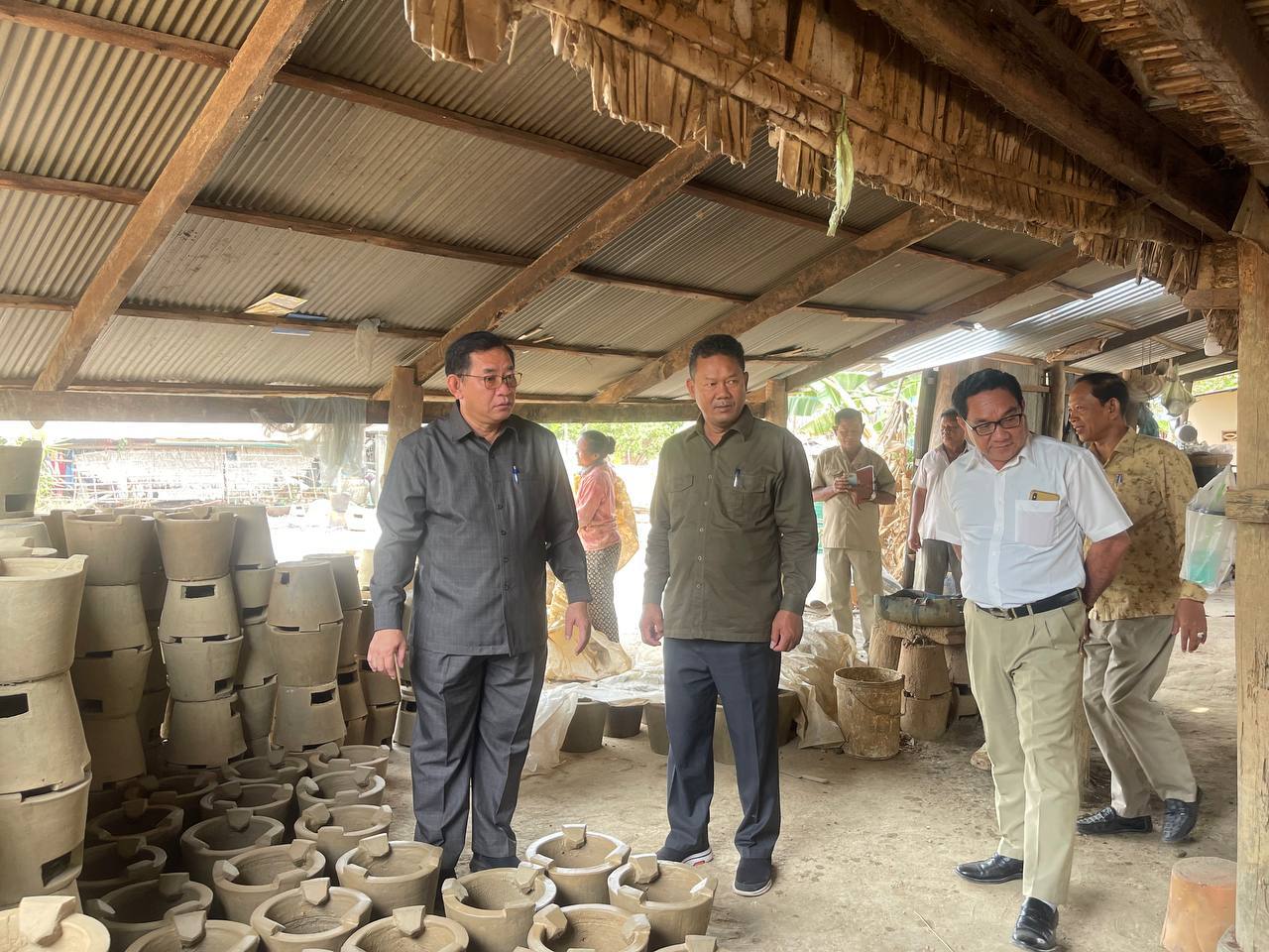 ឯកឧត្ដម លី ណារុន អញ្ជើញជាអធិបតីភាពក្នុងកិច្ចប្រជុំស្តីពីការពិនិត្យផ្ទៀងផ្ទាត់ការអនុវត្តគម្រោងឥណទានរបស់ក្រសួងអភិវឌ្ឍន៍ជនបទ នៅខេត្តកំពង់ឆ្នាំង 8 photo 2024 03 11 19 29 35