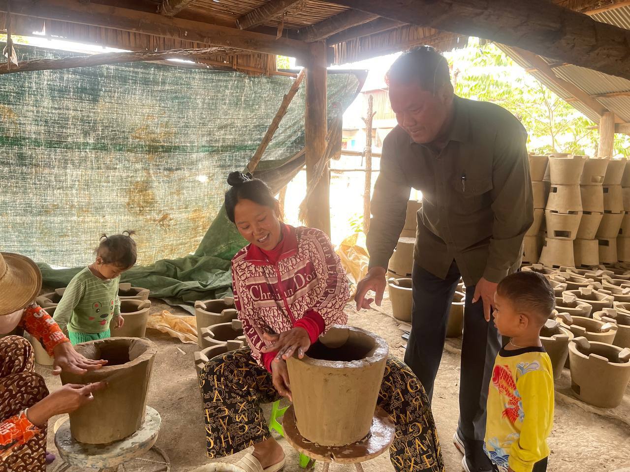 ឯកឧត្ដម លី ណារុន អញ្ជើញជាអធិបតីភាពក្នុងកិច្ចប្រជុំស្តីពីការពិនិត្យផ្ទៀងផ្ទាត់ការអនុវត្តគម្រោងឥណទានរបស់ក្រសួងអភិវឌ្ឍន៍ជនបទ នៅខេត្តកំពង់ឆ្នាំង 9 photo 2024 03 11 19 29 36 1