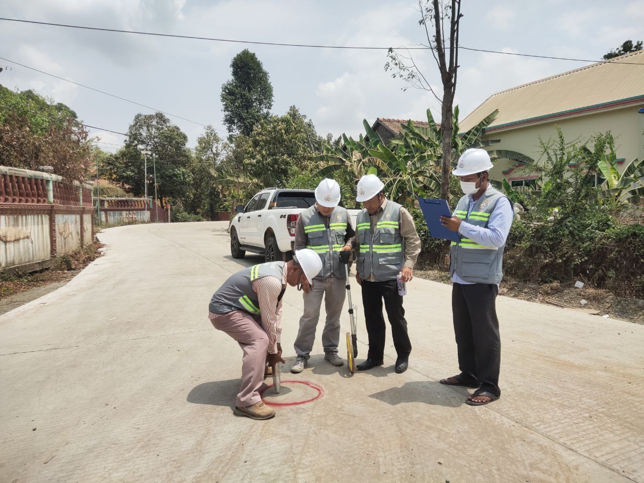 អង្គភាពសម្របសម្រួលគម្រោងកែលម្អរហេដ្ឋារចនាសម្ព័ន្ធជនបទធន់នឹងការបម្រែបម្រួលអាកាសធាតុ (EDCF) ខេត្តកណ្តាល បានចុះត្រួតពិនិត្យ ការងារស្ថាបនាផ្លូវបេតុងរបស់គម្រោងចំនួន២ខ្សែ ប្រវែងសរុប ១២ ៦០០ ម៉ែត្រ 3 photo 2024 03 13 18 19 29 2