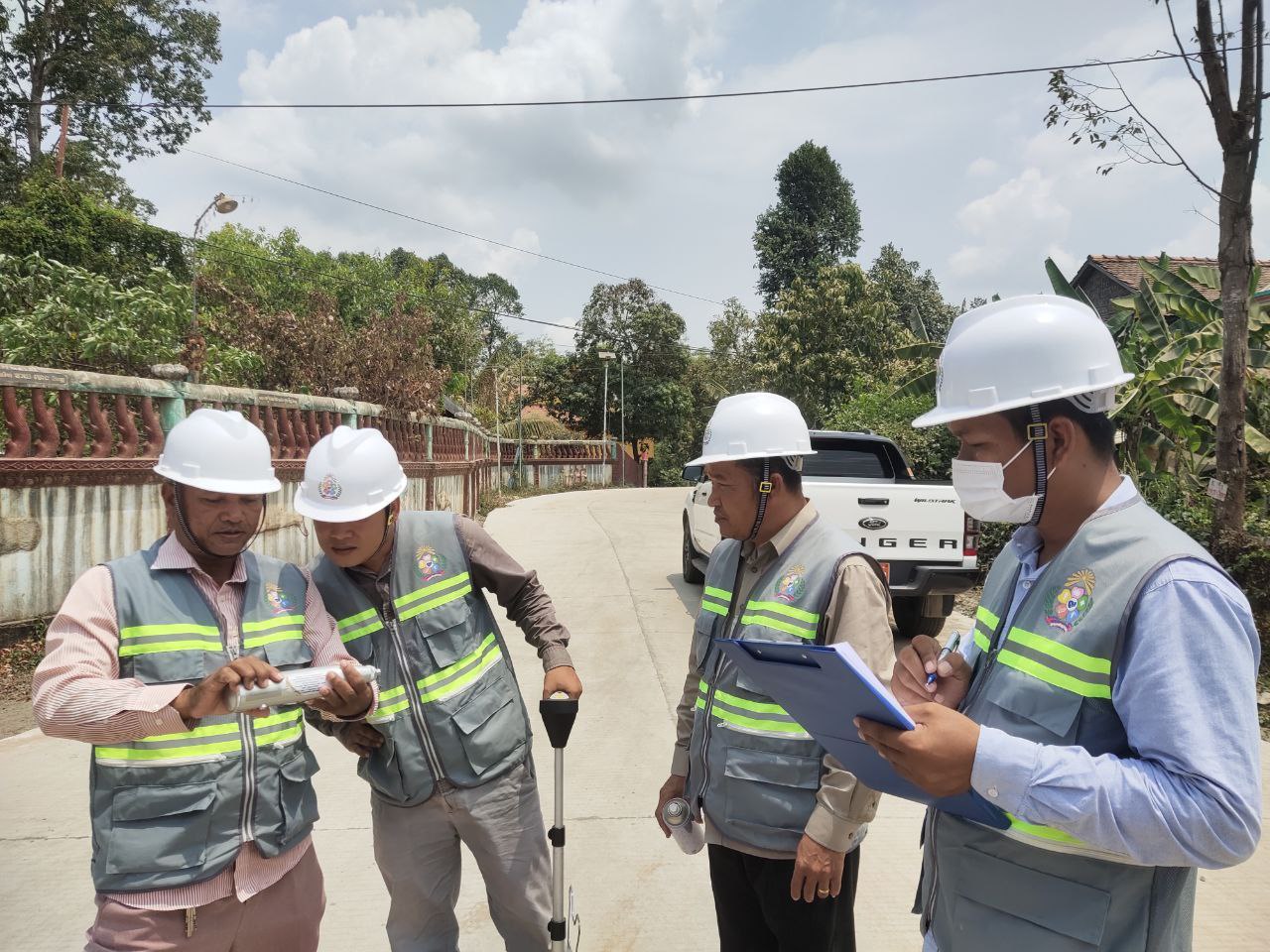 អង្គភាពសម្របសម្រួលគម្រោងកែលម្អរហេដ្ឋារចនាសម្ព័ន្ធជនបទធន់នឹងការបម្រែបម្រួលអាកាសធាតុ (EDCF) ខេត្តកណ្តាល បានចុះត្រួតពិនិត្យ ការងារស្ថាបនាផ្លូវបេតុងរបស់គម្រោងចំនួន២ខ្សែ ប្រវែងសរុប ១២ ៦០០ ម៉ែត្រ 4 photo 2024 03 13 18 19 29