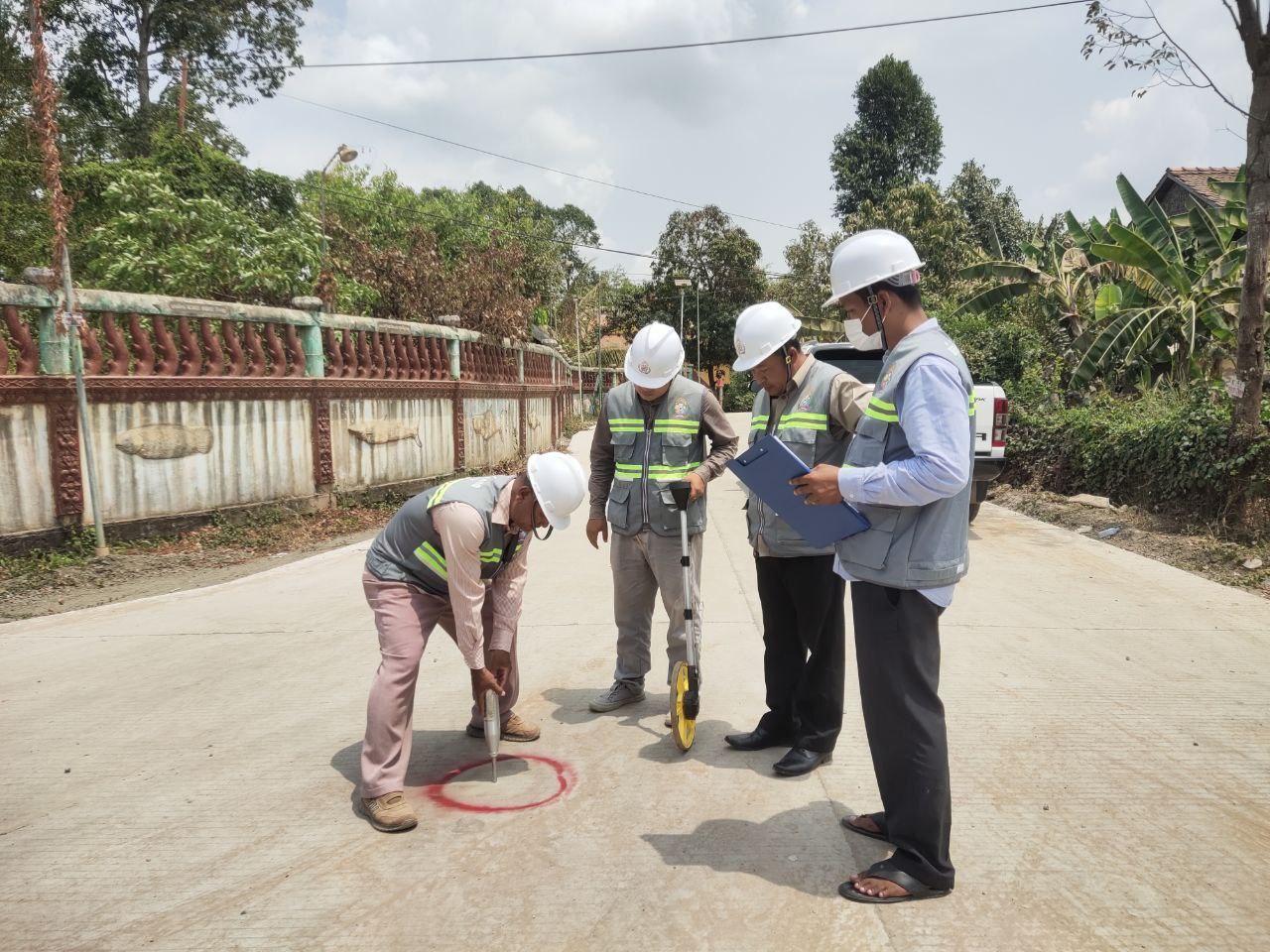 អង្គភាពសម្របសម្រួលគម្រោងកែលម្អរហេដ្ឋារចនាសម្ព័ន្ធជនបទធន់នឹងការបម្រែបម្រួលអាកាសធាតុ (EDCF) ខេត្តកណ្តាល បានចុះត្រួតពិនិត្យ ការងារស្ថាបនាផ្លូវបេតុងរបស់គម្រោងចំនួន២ខ្សែ ប្រវែងសរុប ១២ ៦០០ ម៉ែត្រ 5 photo 2024 03 13 18 19 30