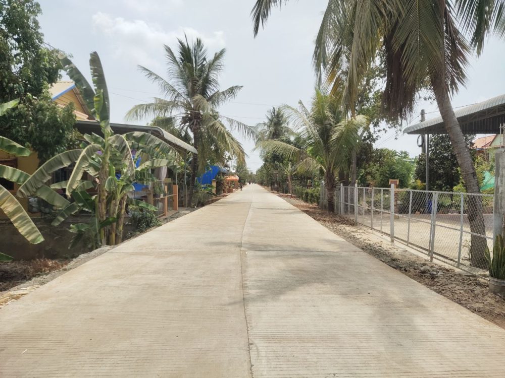 អង្គភាពសម្របសម្រួលគម្រោងកែលម្អរហេដ្ឋារចនាសម្ព័ន្ធជនបទធន់នឹងការបម្រែបម្រួលអាកាសធាតុ (EDCF) ខេត្តកណ្តាល បានចុះត្រួតពិនិត្យ ការងារស្ថាបនាផ្លូវបេតុងរបស់គម្រោងចំនួន២ខ្សែ ប្រវែងសរុប ១២ ៦០០ ម៉ែត្រ 2 photo 2024 03 13 18 19 31 2