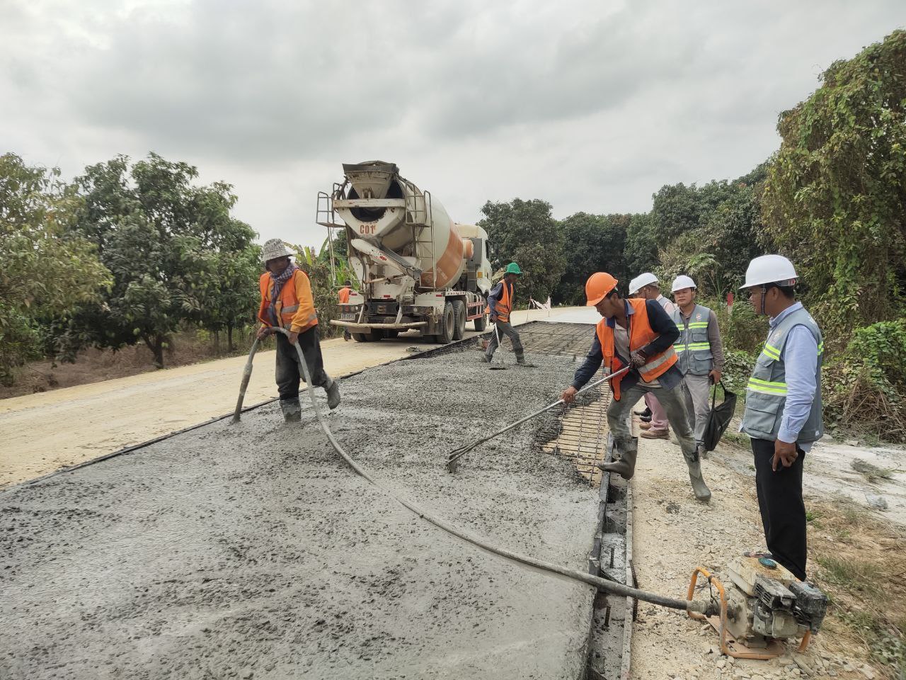 អង្គភាពសម្របសម្រួលគម្រោងកែលម្អរហេដ្ឋារចនាសម្ព័ន្ធជនបទធន់នឹងការបម្រែបម្រួលអាកាសធាតុ (EDCF) ខេត្តកណ្តាល បានចុះត្រួតពិនិត្យ ការងារស្ថាបនាផ្លូវបេតុងរបស់គម្រោងចំនួន២ខ្សែ ប្រវែងសរុប ១២ ៦០០ ម៉ែត្រ 7 photo 2024 03 13 18 19 31 3