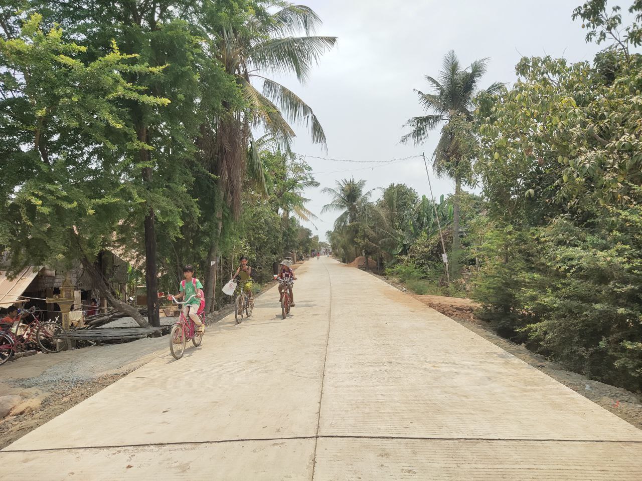 អង្គភាពសម្របសម្រួលគម្រោងកែលម្អរហេដ្ឋារចនាសម្ព័ន្ធជនបទធន់នឹងការបម្រែបម្រួលអាកាសធាតុ (EDCF) ខេត្តកណ្តាល បានចុះត្រួតពិនិត្យ ការងារស្ថាបនាផ្លូវបេតុងរបស់គម្រោងចំនួន២ខ្សែ ប្រវែងសរុប ១២ ៦០០ ម៉ែត្រ 8 photo 2024 03 13 18 19 31