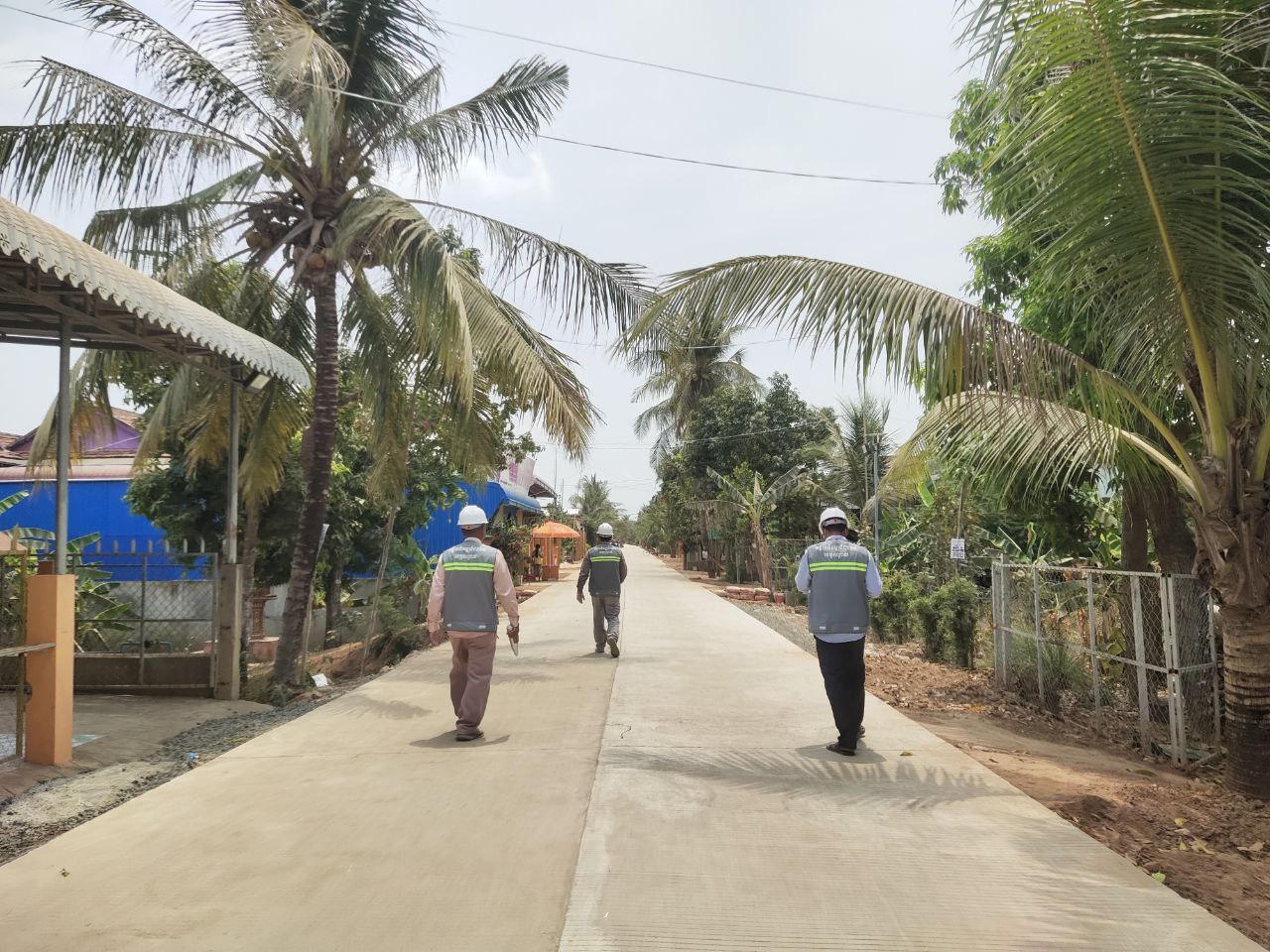 អង្គភាពសម្របសម្រួលគម្រោងកែលម្អរហេដ្ឋារចនាសម្ព័ន្ធជនបទធន់នឹងការបម្រែបម្រួលអាកាសធាតុ (EDCF) ខេត្តកណ្តាល បានចុះត្រួតពិនិត្យ ការងារស្ថាបនាផ្លូវបេតុងរបស់គម្រោងចំនួន២ខ្សែ ប្រវែងសរុប ១២ ៦០០ ម៉ែត្រ 9 photo 2024 03 13 18 19 32 2