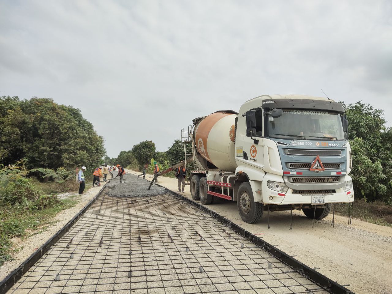 អង្គភាពសម្របសម្រួលគម្រោងកែលម្អរហេដ្ឋារចនាសម្ព័ន្ធជនបទធន់នឹងការបម្រែបម្រួលអាកាសធាតុ (EDCF) ខេត្តកណ្តាល បានចុះត្រួតពិនិត្យ ការងារស្ថាបនាផ្លូវបេតុងរបស់គម្រោងចំនួន២ខ្សែ ប្រវែងសរុប ១២ ៦០០ ម៉ែត្រ 10 photo 2024 03 13 18 19 32