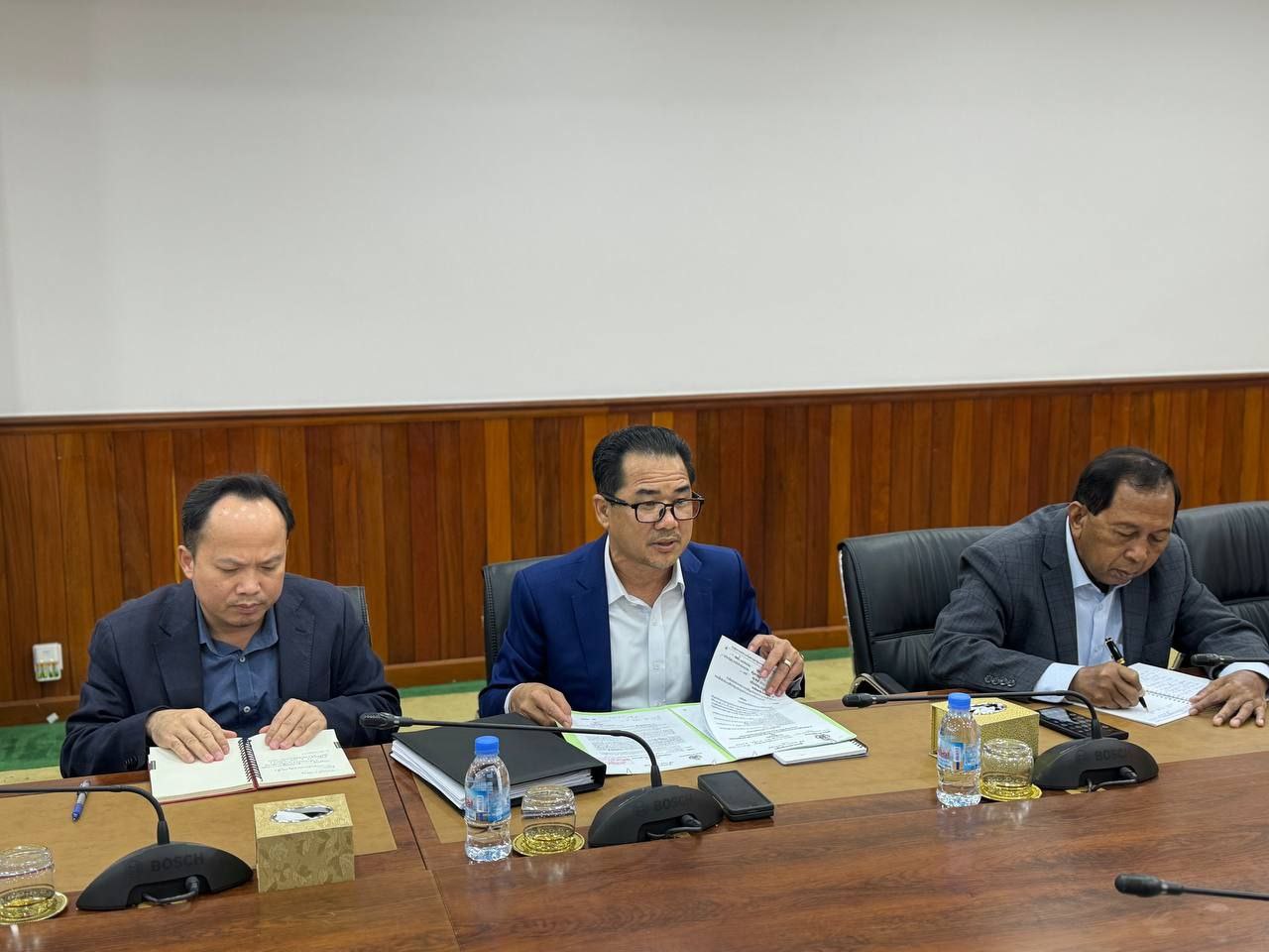 ឯកឧត្តមបណ្ឌិត ជ្រុន ថេរ៉ាវ៉ាត ដឹកនាំកិច្ចប្រជុំក្រុមការងារ ប្រព័ន្ធគ្រប់គ្រងសារពើភ័ណ្ឌផ្លូវជនបទ 3 photo 2024 03 13 18 45 36