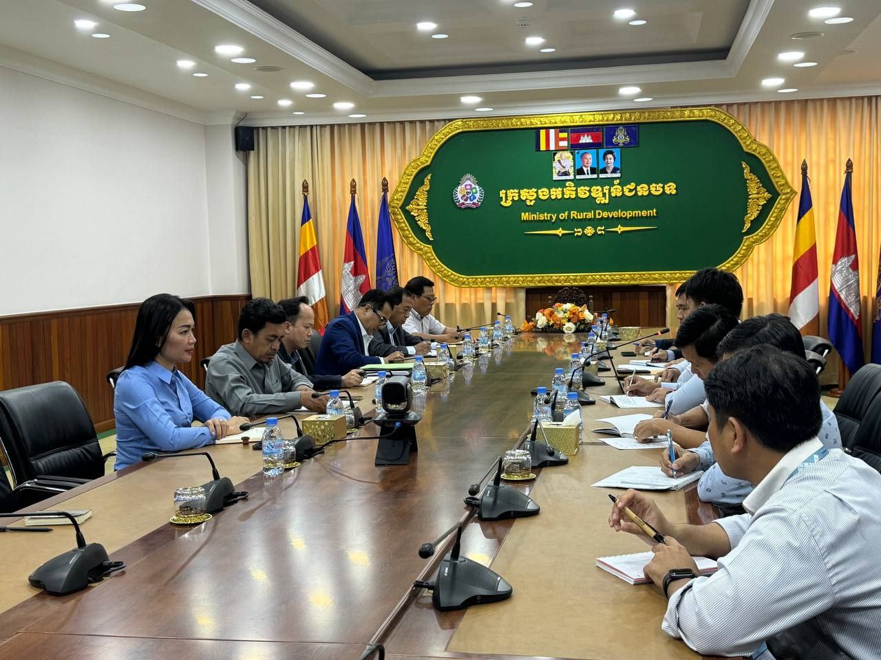 ឯកឧត្តមបណ្ឌិត ជ្រុន ថេរ៉ាវ៉ាត ដឹកនាំកិច្ចប្រជុំក្រុមការងារ ប្រព័ន្ធគ្រប់គ្រងសារពើភ័ណ្ឌផ្លូវជនបទ 4 photo 2024 03 13 18 45 39 2