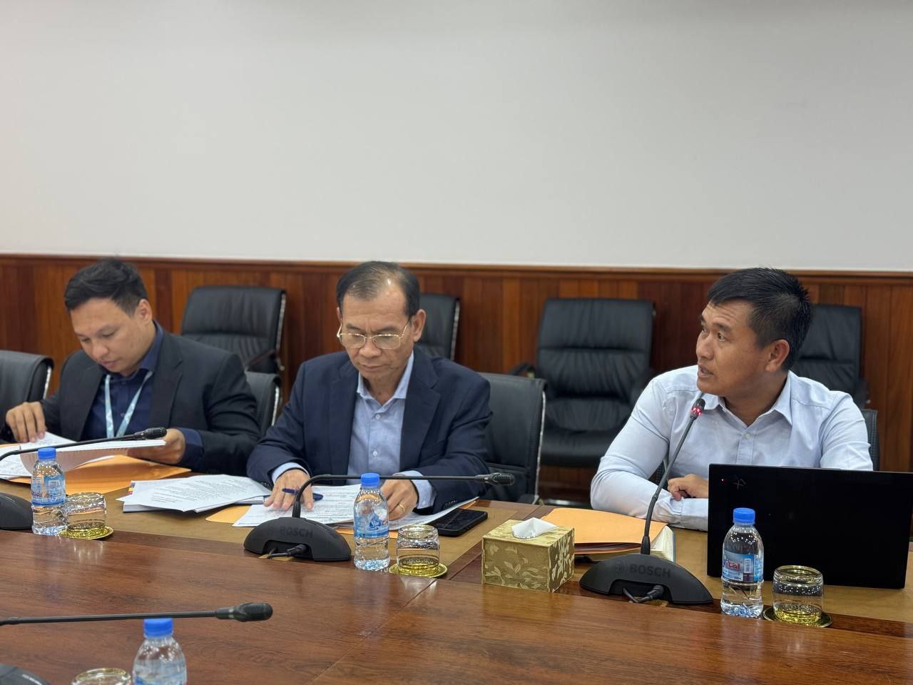 ឯកឧត្តមបណ្ឌិត ជ្រុន ថេរ៉ាវ៉ាត ដឹកនាំកិច្ចប្រជុំក្រុមការងារ ប្រព័ន្ធគ្រប់គ្រងសារពើភ័ណ្ឌផ្លូវជនបទ 9 photo 2024 03 13 18 45 40