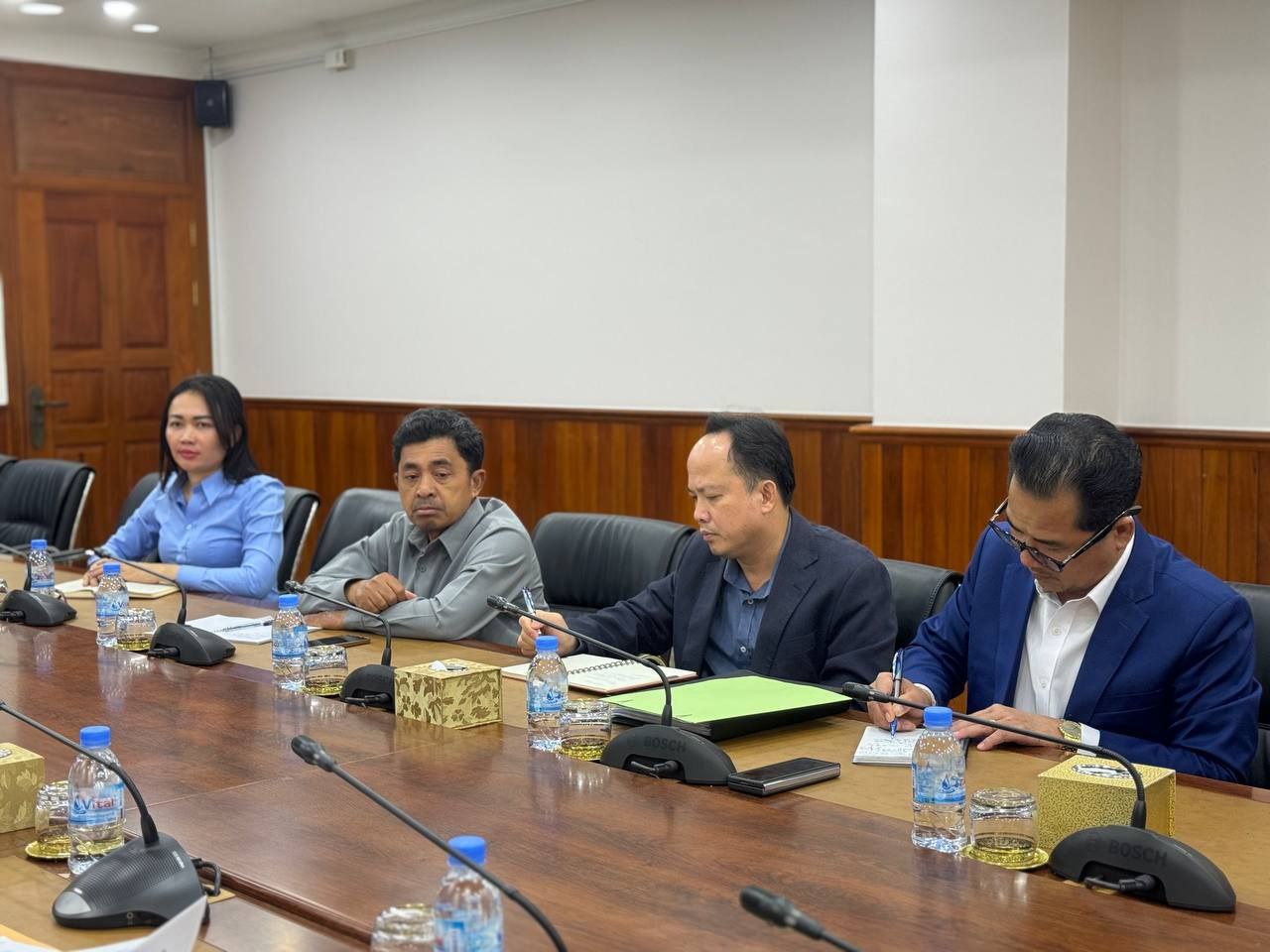 ឯកឧត្តមបណ្ឌិត ជ្រុន ថេរ៉ាវ៉ាត ដឹកនាំកិច្ចប្រជុំក្រុមការងារ ប្រព័ន្ធគ្រប់គ្រងសារពើភ័ណ្ឌផ្លូវជនបទ 10 photo 2024 03 13 18 45 41 2