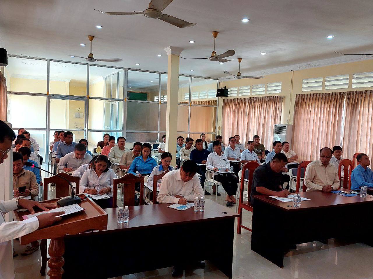 ឯកឧត្ដម ប៉ា សុខុម រដ្ឋលេខាធិការ តំណាងដ៏ខ្ពង់ខ្ពស់ ឯកឧត្តម ឆាយ ឫទ្ធិសែន អញ្ជើញជាអធិបតីភាពក្នុងកិច្ចប្រជុំ បូកសរុបលទ្ធផលការងារប្រចាំខែត្រីមាសទី១ និងលេីកទិសដៅការរងារបន្ត ត្រីមាសទី២ ឆ្នាំ២០២៤ របស់មន្ទីរអភិវឌ្ឍន៍ជនបទខេត្តកំពង់ឆ្នាំង 5 photo 2024 03 22 17 14 54