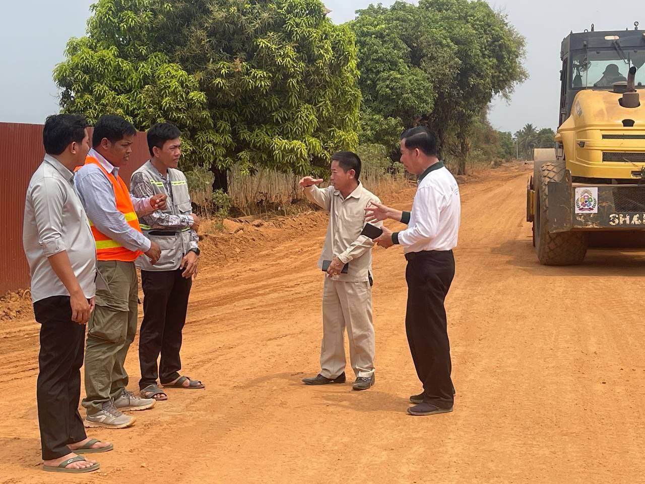 លោក ព្រំ ចាន់ថា ប្រធានមន្ទីរអភិវឌ្ឍន៍ជនបទខេត្តស្ទឹងត្រែង និងជាប្រធានសម្របសម្រួលគម្រោង SAAMBAT ថ្នាក់ខេត្ត បានចុះពិនិត្យវឌ្ឍនភាពការសាងសង់ផ្លូវកៅស៊ូពីរជាន់ (DBST) ប្រវែង ១៦,៧៥ គ.ម. នៅខេត្តស្ទឹងត្រែង 3 photo 2024 03 28 18 18 39