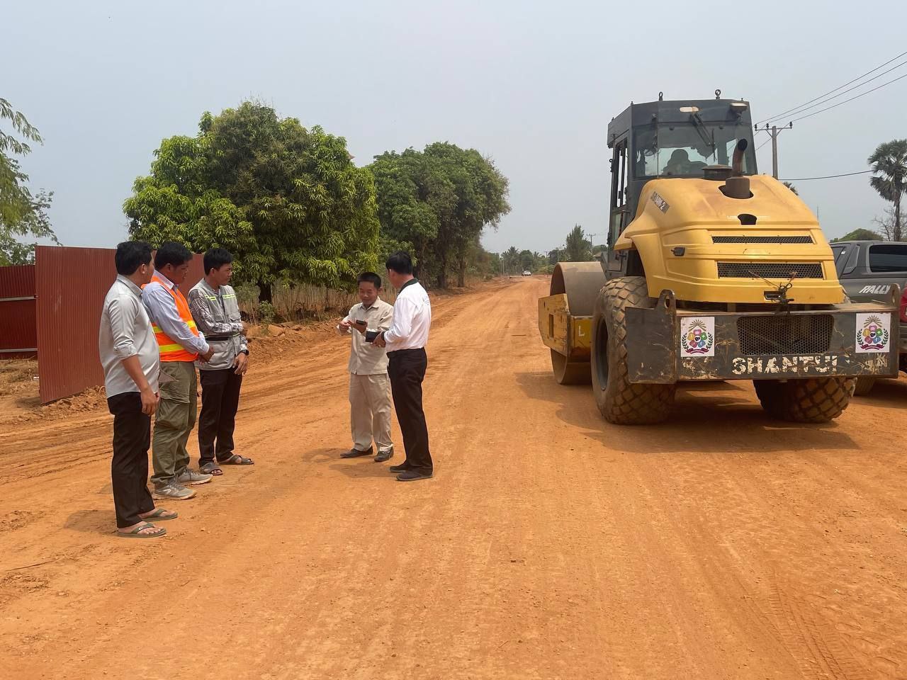 លោក ព្រំ ចាន់ថា ប្រធានមន្ទីរអភិវឌ្ឍន៍ជនបទខេត្តស្ទឹងត្រែង និងជាប្រធានសម្របសម្រួលគម្រោង SAAMBAT ថ្នាក់ខេត្ត បានចុះពិនិត្យវឌ្ឍនភាពការសាងសង់ផ្លូវកៅស៊ូពីរជាន់ (DBST) ប្រវែង ១៦,៧៥ គ.ម. នៅខេត្តស្ទឹងត្រែង 4 photo 2024 03 28 18 18 41