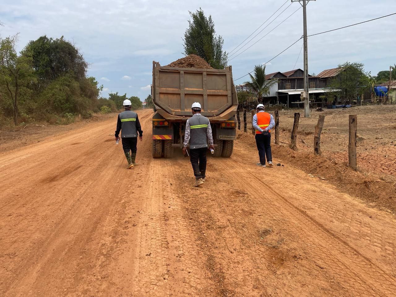 លោក ព្រំ ចាន់ថា ប្រធានមន្ទីរអភិវឌ្ឍន៍ជនបទខេត្តស្ទឹងត្រែង និងជាប្រធានសម្របសម្រួលគម្រោង SAAMBAT ថ្នាក់ខេត្ត បានចុះពិនិត្យវឌ្ឍនភាពការសាងសង់ផ្លូវកៅស៊ូពីរជាន់ (DBST) ប្រវែង ១៦,៧៥ គ.ម. នៅខេត្តស្ទឹងត្រែង 5 photo 2024 03 28 18 18 44