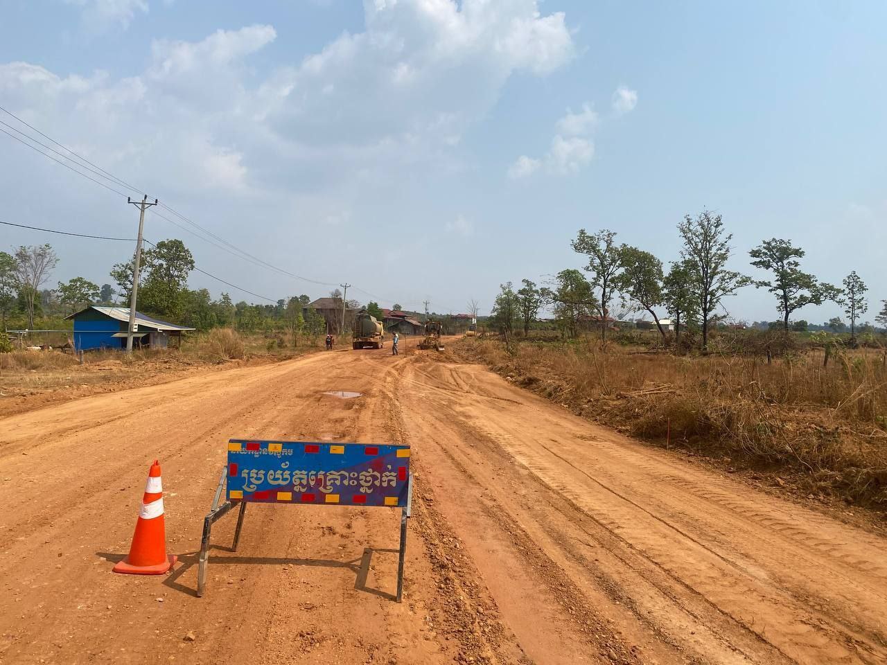 លោក ព្រំ ចាន់ថា ប្រធានមន្ទីរអភិវឌ្ឍន៍ជនបទខេត្តស្ទឹងត្រែង និងជាប្រធានសម្របសម្រួលគម្រោង SAAMBAT ថ្នាក់ខេត្ត បានចុះពិនិត្យវឌ្ឍនភាពការសាងសង់ផ្លូវកៅស៊ូពីរជាន់ (DBST) ប្រវែង ១៦,៧៥ គ.ម. នៅខេត្តស្ទឹងត្រែង 6 photo 2024 03 28 18 18 46