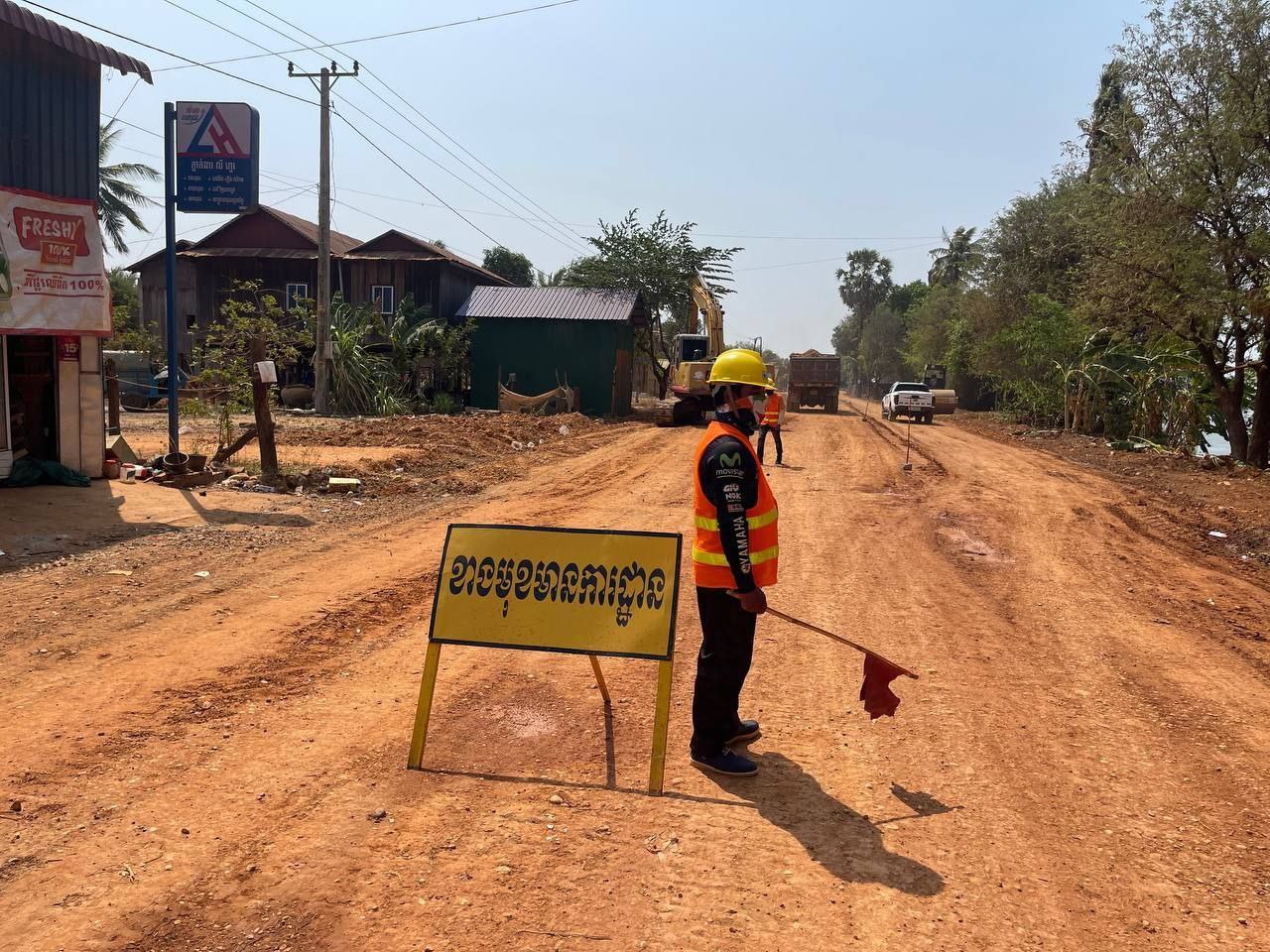 លោក ព្រំ ចាន់ថា ប្រធានមន្ទីរអភិវឌ្ឍន៍ជនបទខេត្តស្ទឹងត្រែង និងជាប្រធានសម្របសម្រួលគម្រោង SAAMBAT ថ្នាក់ខេត្ត បានចុះពិនិត្យវឌ្ឍនភាពការសាងសង់ផ្លូវកៅស៊ូពីរជាន់ (DBST) ប្រវែង ១៦,៧៥ គ.ម. នៅខេត្តស្ទឹងត្រែង 7 photo 2024 03 28 18 18 54