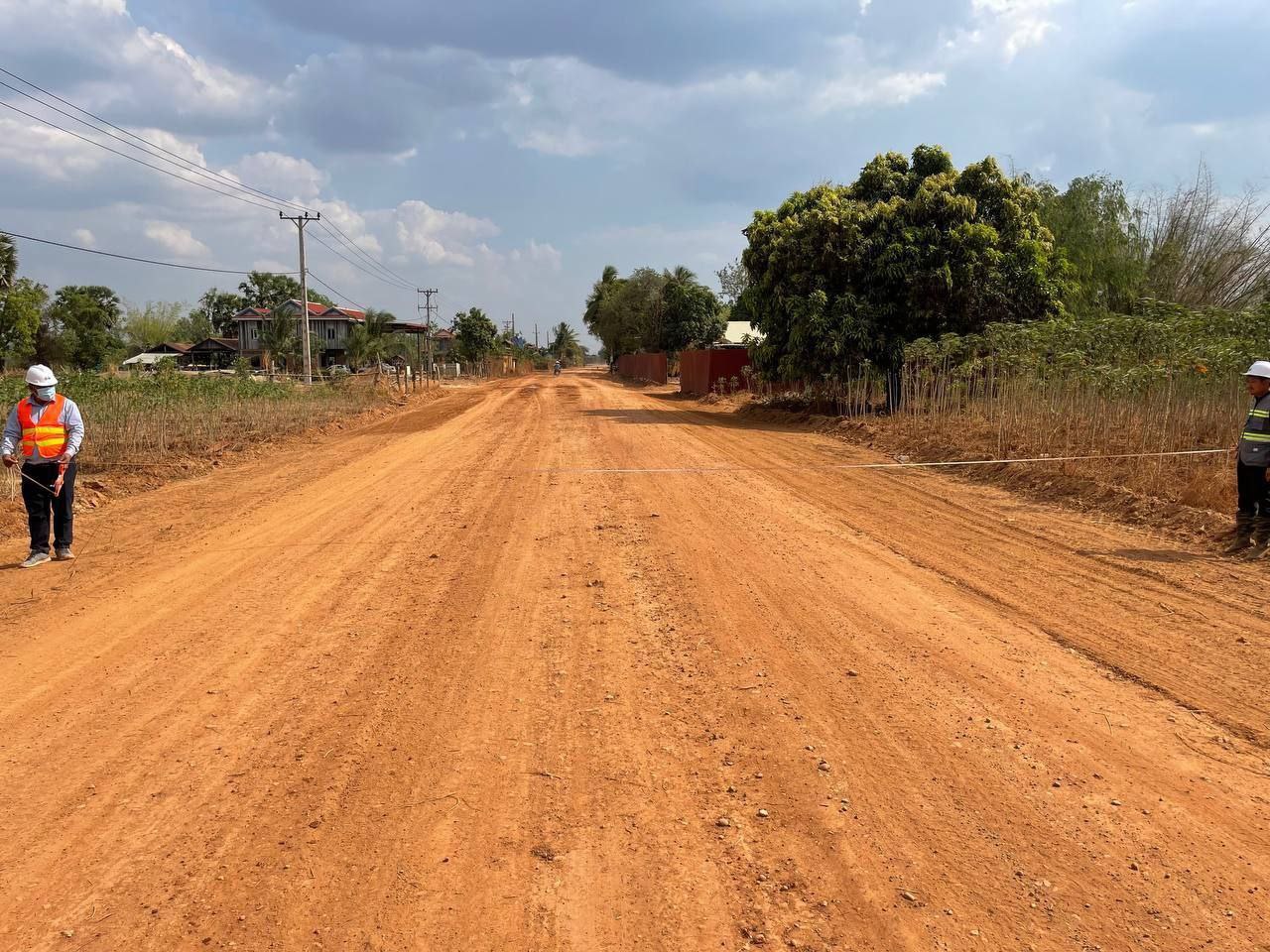 លោក ព្រំ ចាន់ថា ប្រធានមន្ទីរអភិវឌ្ឍន៍ជនបទខេត្តស្ទឹងត្រែង និងជាប្រធានសម្របសម្រួលគម្រោង SAAMBAT ថ្នាក់ខេត្ត បានចុះពិនិត្យវឌ្ឍនភាពការសាងសង់ផ្លូវកៅស៊ូពីរជាន់ (DBST) ប្រវែង ១៦,៧៥ គ.ម. នៅខេត្តស្ទឹងត្រែង 9 photo 2024 03 28 18 19 01