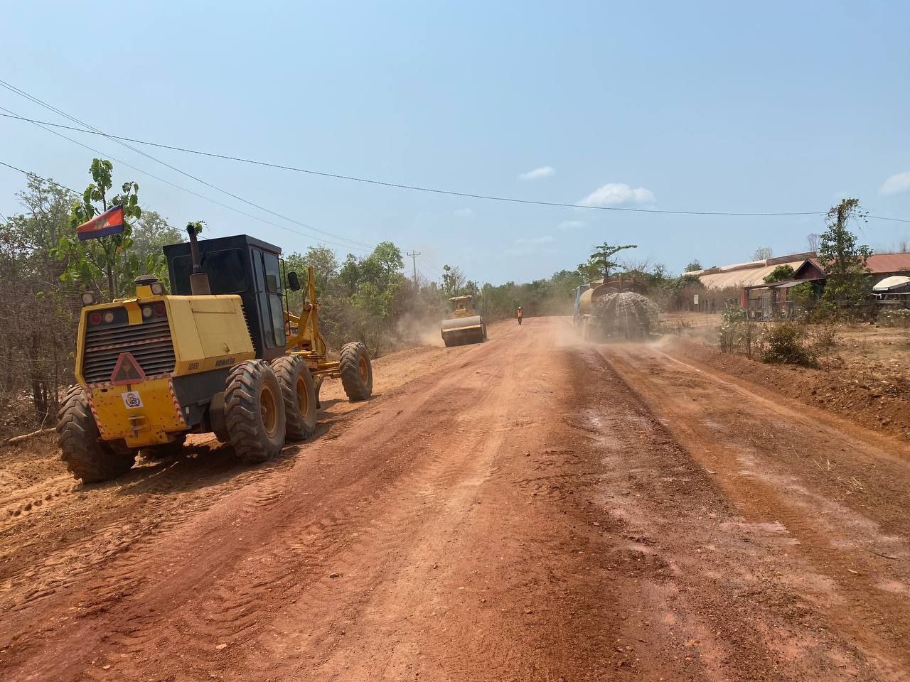 លោក ព្រំ ចាន់ថា ប្រធានមន្ទីរអភិវឌ្ឍន៍ជនបទខេត្តស្ទឹងត្រែង និងជាប្រធានសម្របសម្រួលគម្រោង SAAMBAT ថ្នាក់ខេត្ត បានចុះពិនិត្យវឌ្ឍនភាពការសាងសង់ផ្លូវកៅស៊ូពីរជាន់ (DBST) ប្រវែង ១៦,៧៥ គ.ម. នៅខេត្តស្ទឹងត្រែង 10 photo 2024 03 28 18 19 02