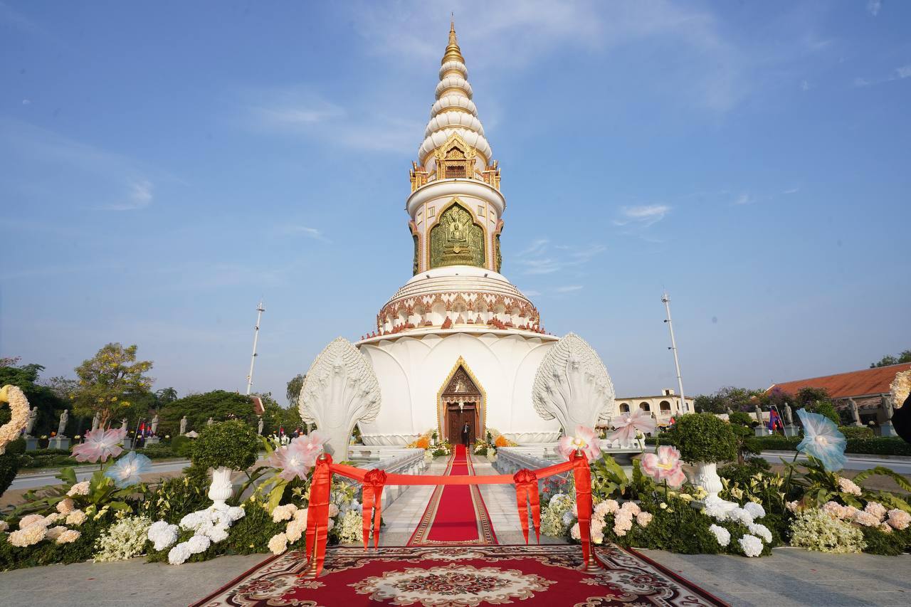 ឯកឧត្តម អុិន ចន្ថា ចូលរួមជាកិត្តិយសក្នុងពិធីសម្ពោធឆ្លងបទុមចេតិយ និងសមិទ្ធផលនានា នៅក្នុងវត្តមណីរតនារាម ក្រោមអធិបតីភាពដ៏ខ្ពង់ខ្ពស់ សម្តេចមហាបវរធិបតី ហ៊ុន ម៉ាណែត នាយករដ្ឋមន្ត្រី នៃព្រះរាជាណាចក្រកម្ពុជា 8 photo 2024 03 31 12 56 35 2