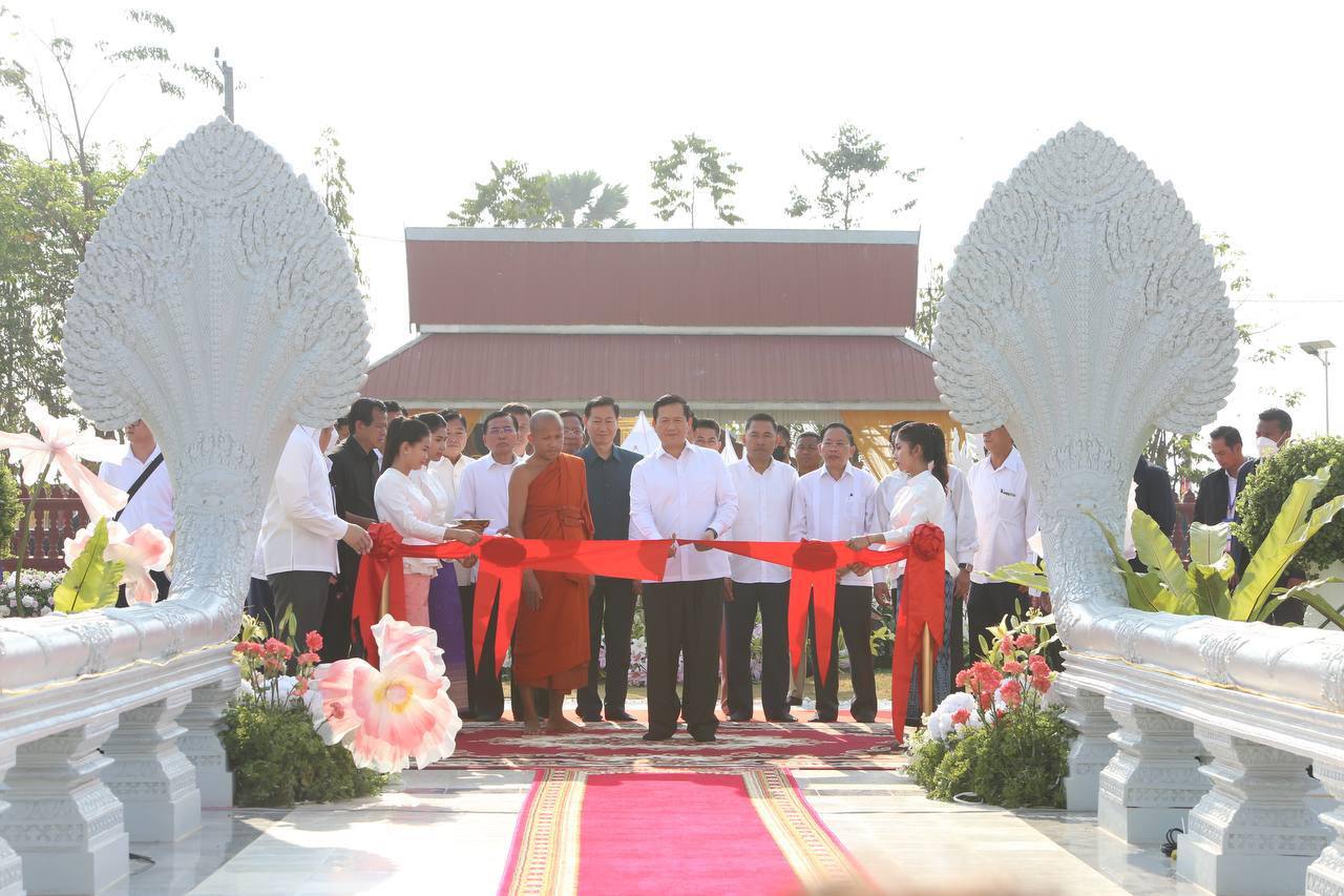 ឯកឧត្តម អុិន ចន្ថា ចូលរួមជាកិត្តិយសក្នុងពិធីសម្ពោធឆ្លងបទុមចេតិយ និងសមិទ្ធផលនានា នៅក្នុងវត្តមណីរតនារាម ក្រោមអធិបតីភាពដ៏ខ្ពង់ខ្ពស់ សម្តេចមហាបវរធិបតី ហ៊ុន ម៉ាណែត នាយករដ្ឋមន្ត្រី នៃព្រះរាជាណាចក្រកម្ពុជា 9 photo 2024 03 31 12 56 35