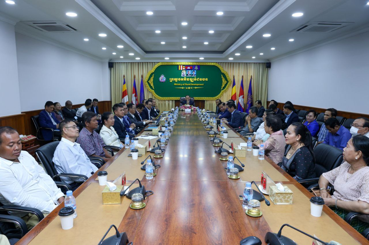 ឯកឧត្ដម ឆាយ ឫទ្ធិសែន រដ្ឋមន្ត្រីក្រសួងអភិវឌ្ឍន៍ជនបទ បានអញ្ជើញជាអធិបតីក្នុងពិធីសំណេះសំណាលជាមួយមន្ត្រីរាជការក្រសួងអភិវឌ្ឍន៍ជនបទ ដែលបានចូលនិវត្តន៍ ដោយមានការអញ្ជើញចូលរួមពីសំណាក់ ឯកឧត្ដមរដ្ឋលេខាធិការ ឯកឧត្ដមអនុរដ្ឋលេខាធិការ ឯកឧត្ដម អគ្គនាយករដ្ឋបាល និងហិរញ្ញវត្ថុ អគ្គនាយកបច្ចេកទេស ឯកឧត្ដម លោក លោកស្រី អគ្គាធិការស្ដីទី ប្រធាននាយកដ្ឋាន និងមន្ត្រីរាជការដែលចូលនិវត្តន៍ចំនួន ២៤ នាក់ ស្រី ៩ នាក់។ 12 10