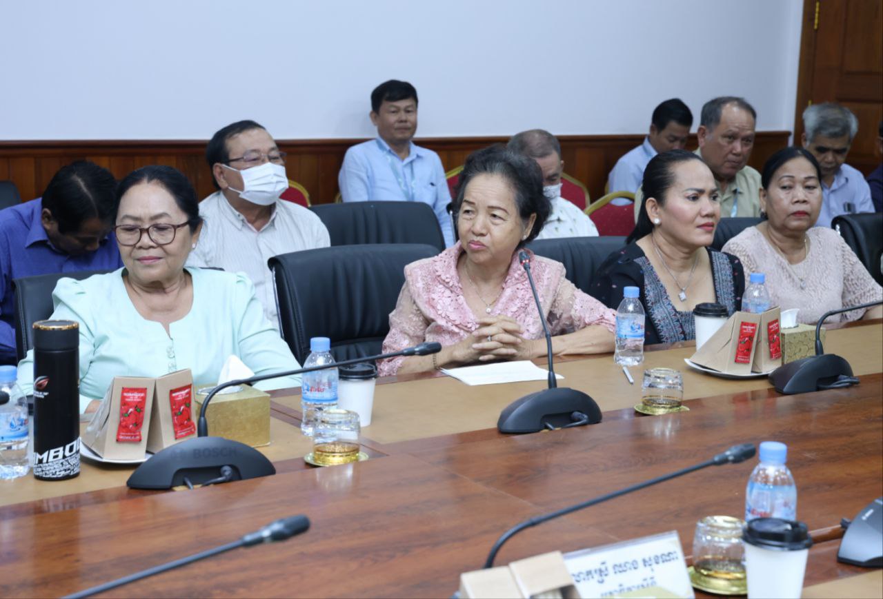 ឯកឧត្ដម ឆាយ ឫទ្ធិសែន រដ្ឋមន្ត្រីក្រសួងអភិវឌ្ឍន៍ជនបទ បានអញ្ជើញជាអធិបតីក្នុងពិធីសំណេះសំណាលជាមួយមន្ត្រីរាជការក្រសួងអភិវឌ្ឍន៍ជនបទ ដែលបានចូលនិវត្តន៍ ដោយមានការអញ្ជើញចូលរួមពីសំណាក់ ឯកឧត្ដមរដ្ឋលេខាធិការ ឯកឧត្ដមអនុរដ្ឋលេខាធិការ ឯកឧត្ដម អគ្គនាយករដ្ឋបាល និងហិរញ្ញវត្ថុ អគ្គនាយកបច្ចេកទេស ឯកឧត្ដម លោក លោកស្រី អគ្គាធិការស្ដីទី ប្រធាននាយកដ្ឋាន និងមន្ត្រីរាជការដែលចូលនិវត្តន៍ចំនួន ២៤ នាក់ ស្រី ៩ នាក់។ 13 11