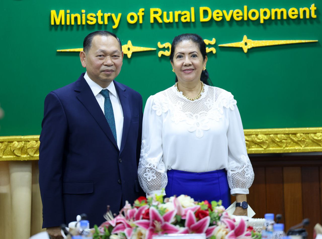 ឯកឧត្ដម ឆាយ ឫទ្ធិសែន រដ្ឋមន្ត្រីក្រសួងអភិវឌ្ឍន៍ជនបទ បានអញ្ជើញជាអធិបតីក្នុងពិធីសំណេះសំណាលជាមួយមន្ត្រីរាជការក្រសួងអភិវឌ្ឍន៍ជនបទ ដែលបានចូលនិវត្តន៍ ដោយមានការអញ្ជើញចូលរួមពីសំណាក់ ឯកឧត្ដមរដ្ឋលេខាធិការ ឯកឧត្ដមអនុរដ្ឋលេខាធិការ ឯកឧត្ដម អគ្គនាយករដ្ឋបាល និងហិរញ្ញវត្ថុ អគ្គនាយកបច្ចេកទេស ឯកឧត្ដម លោក លោកស្រី អគ្គាធិការស្ដីទី ប្រធាននាយកដ្ឋាន និងមន្ត្រីរាជការដែលចូលនិវត្តន៍ចំនួន ២៤ នាក់ ស្រី ៩ នាក់។ 14 12