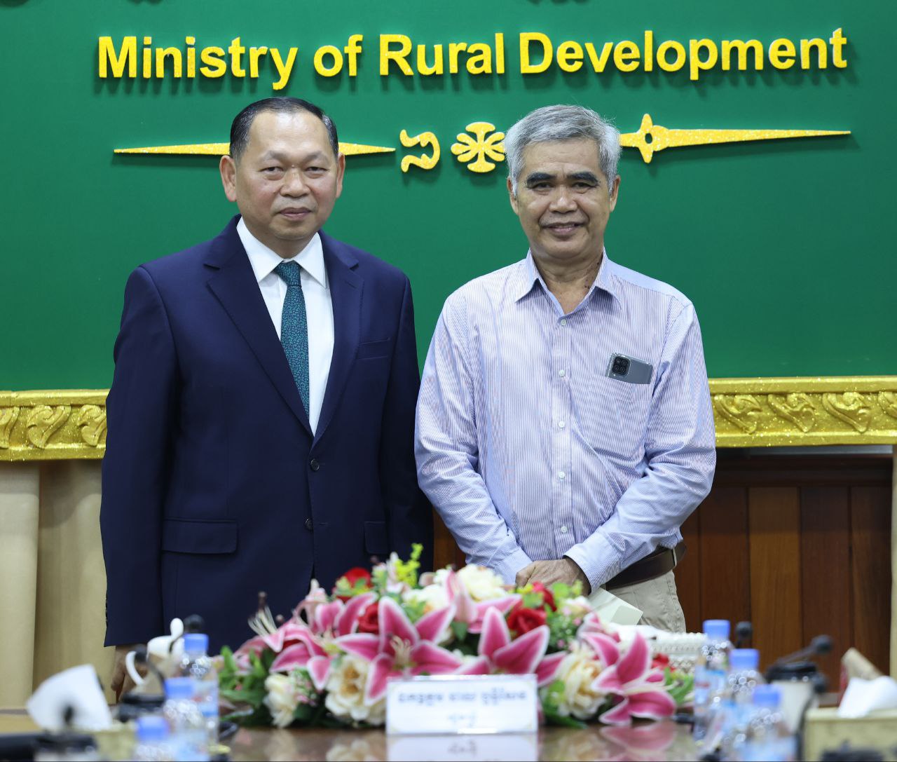 ឯកឧត្ដម ឆាយ ឫទ្ធិសែន រដ្ឋមន្ត្រីក្រសួងអភិវឌ្ឍន៍ជនបទ បានអញ្ជើញជាអធិបតីក្នុងពិធីសំណេះសំណាលជាមួយមន្ត្រីរាជការក្រសួងអភិវឌ្ឍន៍ជនបទ ដែលបានចូលនិវត្តន៍ ដោយមានការអញ្ជើញចូលរួមពីសំណាក់ ឯកឧត្ដមរដ្ឋលេខាធិការ ឯកឧត្ដមអនុរដ្ឋលេខាធិការ ឯកឧត្ដម អគ្គនាយករដ្ឋបាល និងហិរញ្ញវត្ថុ អគ្គនាយកបច្ចេកទេស ឯកឧត្ដម លោក លោកស្រី អគ្គាធិការស្ដីទី ប្រធាននាយកដ្ឋាន និងមន្ត្រីរាជការដែលចូលនិវត្តន៍ចំនួន ២៤ នាក់ ស្រី ៩ នាក់។ 15 13