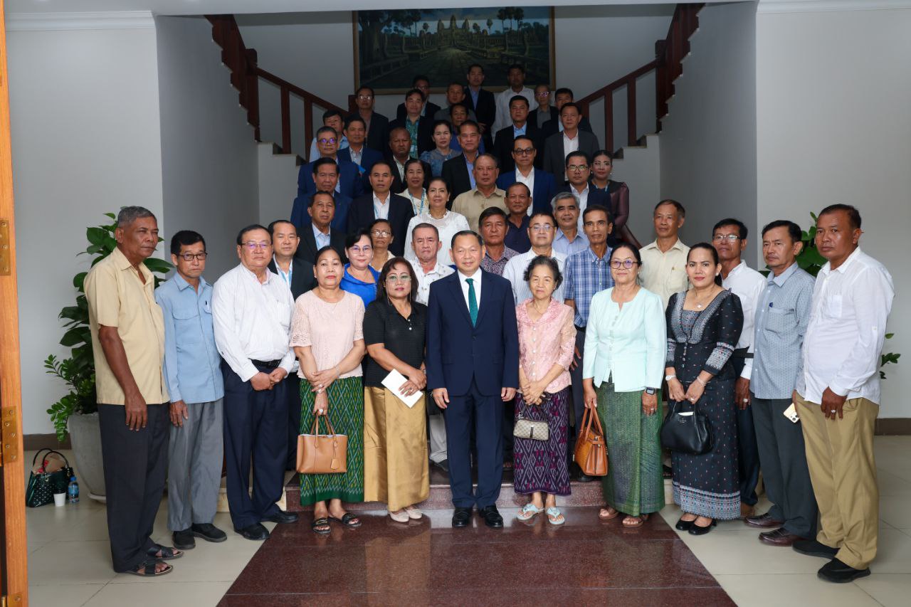 ឯកឧត្ដម ឆាយ ឫទ្ធិសែន រដ្ឋមន្ត្រីក្រសួងអភិវឌ្ឍន៍ជនបទ បានអញ្ជើញជាអធិបតីក្នុងពិធីសំណេះសំណាលជាមួយមន្ត្រីរាជការក្រសួងអភិវឌ្ឍន៍ជនបទ ដែលបានចូលនិវត្តន៍ ដោយមានការអញ្ជើញចូលរួមពីសំណាក់ ឯកឧត្ដមរដ្ឋលេខាធិការ ឯកឧត្ដមអនុរដ្ឋលេខាធិការ ឯកឧត្ដម អគ្គនាយករដ្ឋបាល និងហិរញ្ញវត្ថុ អគ្គនាយកបច្ចេកទេស ឯកឧត្ដម លោក លោកស្រី អគ្គាធិការស្ដីទី ប្រធាននាយកដ្ឋាន និងមន្ត្រីរាជការដែលចូលនិវត្តន៍ចំនួន ២៤ នាក់ ស្រី ៩ នាក់។ 16 14