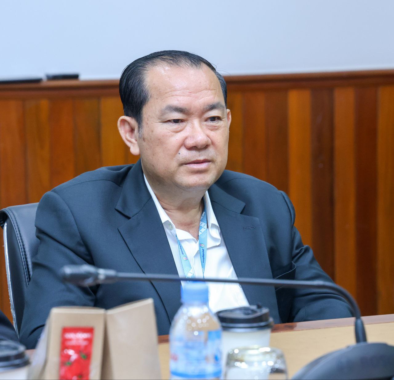 ឯកឧត្ដម ឆាយ ឫទ្ធិសែន រដ្ឋមន្ត្រីក្រសួងអភិវឌ្ឍន៍ជនបទ បានអញ្ជើញជាអធិបតីក្នុងពិធីសំណេះសំណាលជាមួយមន្ត្រីរាជការក្រសួងអភិវឌ្ឍន៍ជនបទ ដែលបានចូលនិវត្តន៍ ដោយមានការអញ្ជើញចូលរួមពីសំណាក់ ឯកឧត្ដមរដ្ឋលេខាធិការ ឯកឧត្ដមអនុរដ្ឋលេខាធិការ ឯកឧត្ដម អគ្គនាយករដ្ឋបាល និងហិរញ្ញវត្ថុ អគ្គនាយកបច្ចេកទេស ឯកឧត្ដម លោក លោកស្រី អគ្គាធិការស្ដីទី ប្រធាននាយកដ្ឋាន និងមន្ត្រីរាជការដែលចូលនិវត្តន៍ចំនួន ២៤ នាក់ ស្រី ៩ នាក់។ 17 15