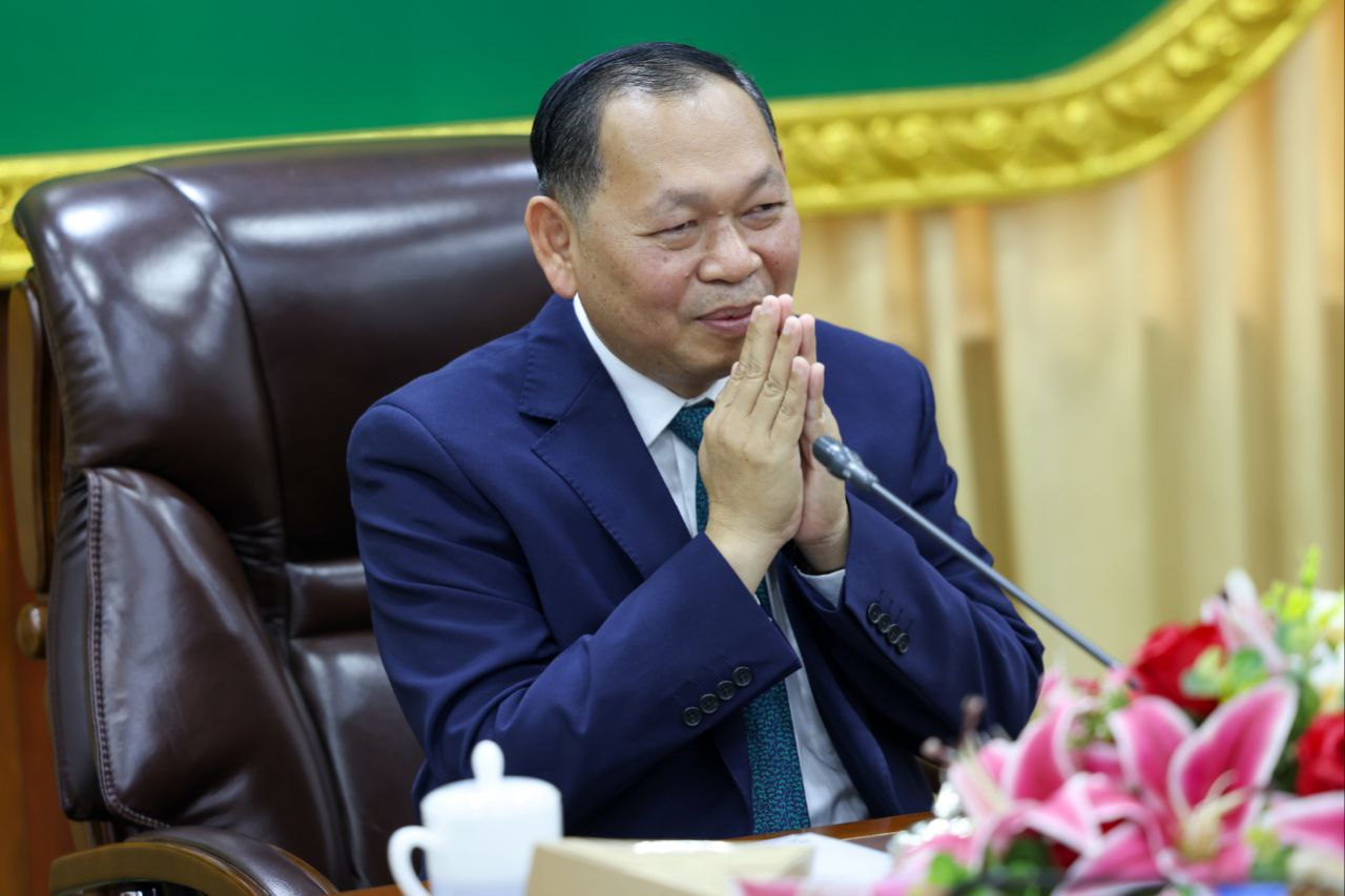 ឯកឧត្ដម ឆាយ ឫទ្ធិសែន រដ្ឋមន្ត្រីក្រសួងអភិវឌ្ឍន៍ជនបទ បានអញ្ជើញជាអធិបតីក្នុងពិធីសំណេះសំណាលជាមួយមន្ត្រីរាជការក្រសួងអភិវឌ្ឍន៍ជនបទ ដែលបានចូលនិវត្តន៍ ដោយមានការអញ្ជើញចូលរួមពីសំណាក់ ឯកឧត្ដមរដ្ឋលេខាធិការ ឯកឧត្ដមអនុរដ្ឋលេខាធិការ ឯកឧត្ដម អគ្គនាយករដ្ឋបាល និងហិរញ្ញវត្ថុ អគ្គនាយកបច្ចេកទេស ឯកឧត្ដម លោក លោកស្រី អគ្គាធិការស្ដីទី ប្រធាននាយកដ្ឋាន និងមន្ត្រីរាជការដែលចូលនិវត្តន៍ចំនួន ២៤ នាក់ ស្រី ៩ នាក់។ 4 2