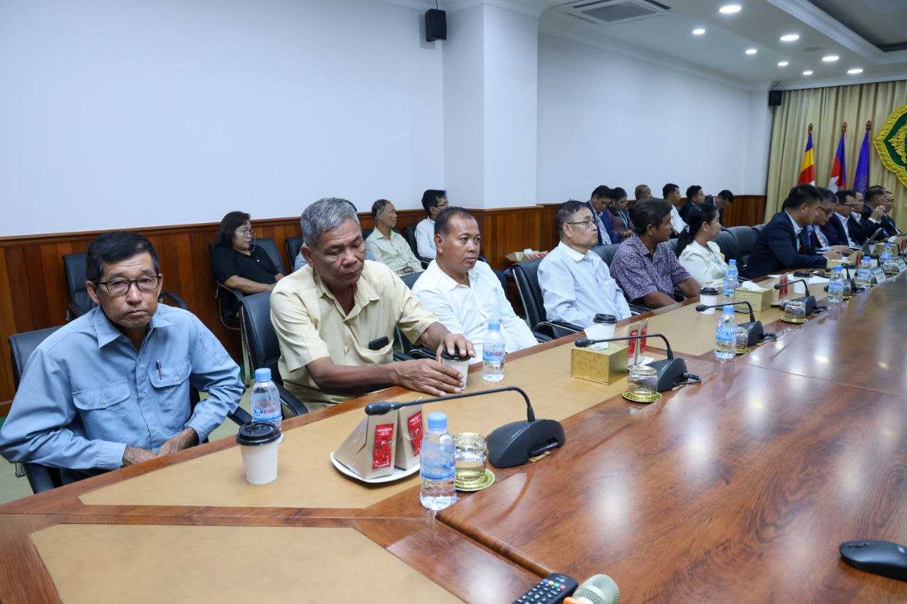 ឯកឧត្ដម ឆាយ ឫទ្ធិសែន រដ្ឋមន្ត្រីក្រសួងអភិវឌ្ឍន៍ជនបទ បានអញ្ជើញជាអធិបតីក្នុងពិធីសំណេះសំណាលជាមួយមន្ត្រីរាជការក្រសួងអភិវឌ្ឍន៍ជនបទ ដែលបានចូលនិវត្តន៍ ដោយមានការអញ្ជើញចូលរួមពីសំណាក់ ឯកឧត្ដមរដ្ឋលេខាធិការ ឯកឧត្ដមអនុរដ្ឋលេខាធិការ ឯកឧត្ដម អគ្គនាយករដ្ឋបាល និងហិរញ្ញវត្ថុ អគ្គនាយកបច្ចេកទេស ឯកឧត្ដម លោក លោកស្រី អគ្គាធិការស្ដីទី ប្រធាននាយកដ្ឋាន និងមន្ត្រីរាជការដែលចូលនិវត្តន៍ចំនួន ២៤ នាក់ ស្រី ៩ នាក់។ 5 3