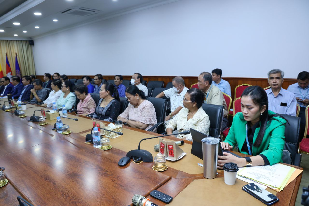 ឯកឧត្ដម ឆាយ ឫទ្ធិសែន រដ្ឋមន្ត្រីក្រសួងអភិវឌ្ឍន៍ជនបទ បានអញ្ជើញជាអធិបតីក្នុងពិធីសំណេះសំណាលជាមួយមន្ត្រីរាជការក្រសួងអភិវឌ្ឍន៍ជនបទ ដែលបានចូលនិវត្តន៍ ដោយមានការអញ្ជើញចូលរួមពីសំណាក់ ឯកឧត្ដមរដ្ឋលេខាធិការ ឯកឧត្ដមអនុរដ្ឋលេខាធិការ ឯកឧត្ដម អគ្គនាយករដ្ឋបាល និងហិរញ្ញវត្ថុ អគ្គនាយកបច្ចេកទេស ឯកឧត្ដម លោក លោកស្រី អគ្គាធិការស្ដីទី ប្រធាននាយកដ្ឋាន និងមន្ត្រីរាជការដែលចូលនិវត្តន៍ចំនួន ២៤ នាក់ ស្រី ៩ នាក់។ 6 4