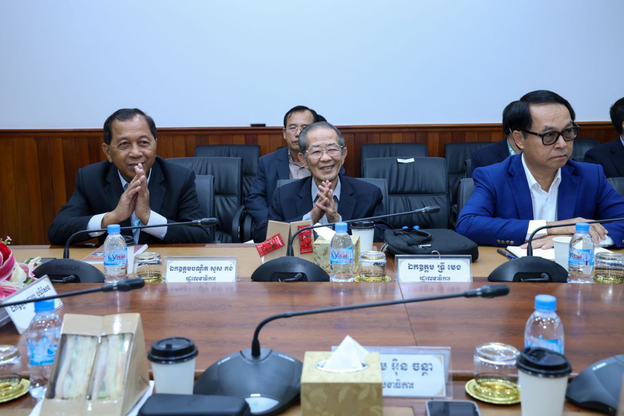 ឯកឧត្ដម ឆាយ ឫទ្ធិសែន រដ្ឋមន្ត្រីក្រសួងអភិវឌ្ឍន៍ជនបទ បានអញ្ជើញជាអធិបតីក្នុងពិធីសំណេះសំណាលជាមួយមន្ត្រីរាជការក្រសួងអភិវឌ្ឍន៍ជនបទ ដែលបានចូលនិវត្តន៍ ដោយមានការអញ្ជើញចូលរួមពីសំណាក់ ឯកឧត្ដមរដ្ឋលេខាធិការ ឯកឧត្ដមអនុរដ្ឋលេខាធិការ ឯកឧត្ដម អគ្គនាយករដ្ឋបាល និងហិរញ្ញវត្ថុ អគ្គនាយកបច្ចេកទេស ឯកឧត្ដម លោក លោកស្រី អគ្គាធិការស្ដីទី ប្រធាននាយកដ្ឋាន និងមន្ត្រីរាជការដែលចូលនិវត្តន៍ចំនួន ២៤ នាក់ ស្រី ៩ នាក់។ 7 5