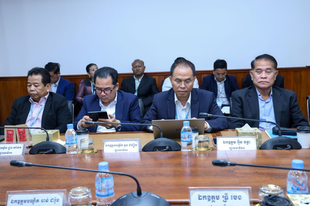 ឯកឧត្ដម ឆាយ ឫទ្ធិសែន រដ្ឋមន្ត្រីក្រសួងអភិវឌ្ឍន៍ជនបទ បានអញ្ជើញជាអធិបតីក្នុងពិធីសំណេះសំណាលជាមួយមន្ត្រីរាជការក្រសួងអភិវឌ្ឍន៍ជនបទ ដែលបានចូលនិវត្តន៍ ដោយមានការអញ្ជើញចូលរួមពីសំណាក់ ឯកឧត្ដមរដ្ឋលេខាធិការ ឯកឧត្ដមអនុរដ្ឋលេខាធិការ ឯកឧត្ដម អគ្គនាយករដ្ឋបាល និងហិរញ្ញវត្ថុ អគ្គនាយកបច្ចេកទេស ឯកឧត្ដម លោក លោកស្រី អគ្គាធិការស្ដីទី ប្រធាននាយកដ្ឋាន និងមន្ត្រីរាជការដែលចូលនិវត្តន៍ចំនួន ២៤ នាក់ ស្រី ៩ នាក់។ 8 6