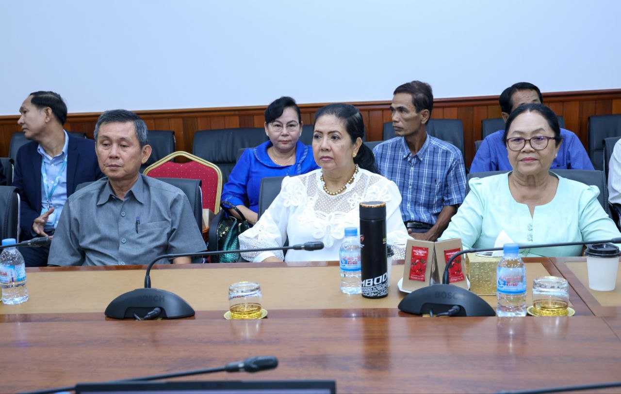 ឯកឧត្ដម ឆាយ ឫទ្ធិសែន រដ្ឋមន្ត្រីក្រសួងអភិវឌ្ឍន៍ជនបទ បានអញ្ជើញជាអធិបតីក្នុងពិធីសំណេះសំណាលជាមួយមន្ត្រីរាជការក្រសួងអភិវឌ្ឍន៍ជនបទ ដែលបានចូលនិវត្តន៍ ដោយមានការអញ្ជើញចូលរួមពីសំណាក់ ឯកឧត្ដមរដ្ឋលេខាធិការ ឯកឧត្ដមអនុរដ្ឋលេខាធិការ ឯកឧត្ដម អគ្គនាយករដ្ឋបាល និងហិរញ្ញវត្ថុ អគ្គនាយកបច្ចេកទេស ឯកឧត្ដម លោក លោកស្រី អគ្គាធិការស្ដីទី ប្រធាននាយកដ្ឋាន និងមន្ត្រីរាជការដែលចូលនិវត្តន៍ចំនួន ២៤ នាក់ ស្រី ៩ នាក់។ 10 8