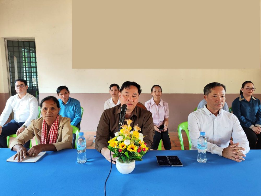 លោក ស្រុិន ពុទ្ធី ប្រធានក្រុមការងាររាជរដ្ឋាភិបាលចុះមូលដ្ឋានឃុំក្បាលទឹក ស្រុកទឹកផុស ខេត្តកំពង់ឆ្នាំង លោក សែ វផន និងលោកស្រី មិត្ត សុមន្ថា អនុប្រធានក្រុមការងារ បានអញ្ជើញជាអធិបតីភាពក្នុងពិធីប្រកាសសមាសភាពក្រុមការងារចំនួន ១៨ នាក់ និងពិធីសំណាលសំណាលជាមួយក្រុមការងារ ក្រុមប្រឹក្សាឃុំ ប្រធាន អនុប្រធាន និងសមាជិកភូមិ ដោយមានអ្នកចូលរួមសរុបចំនួន ៤០ នាក់(ស្រី ១៣ នាក់)។ 2 photo 2024 04 24 17 41 08