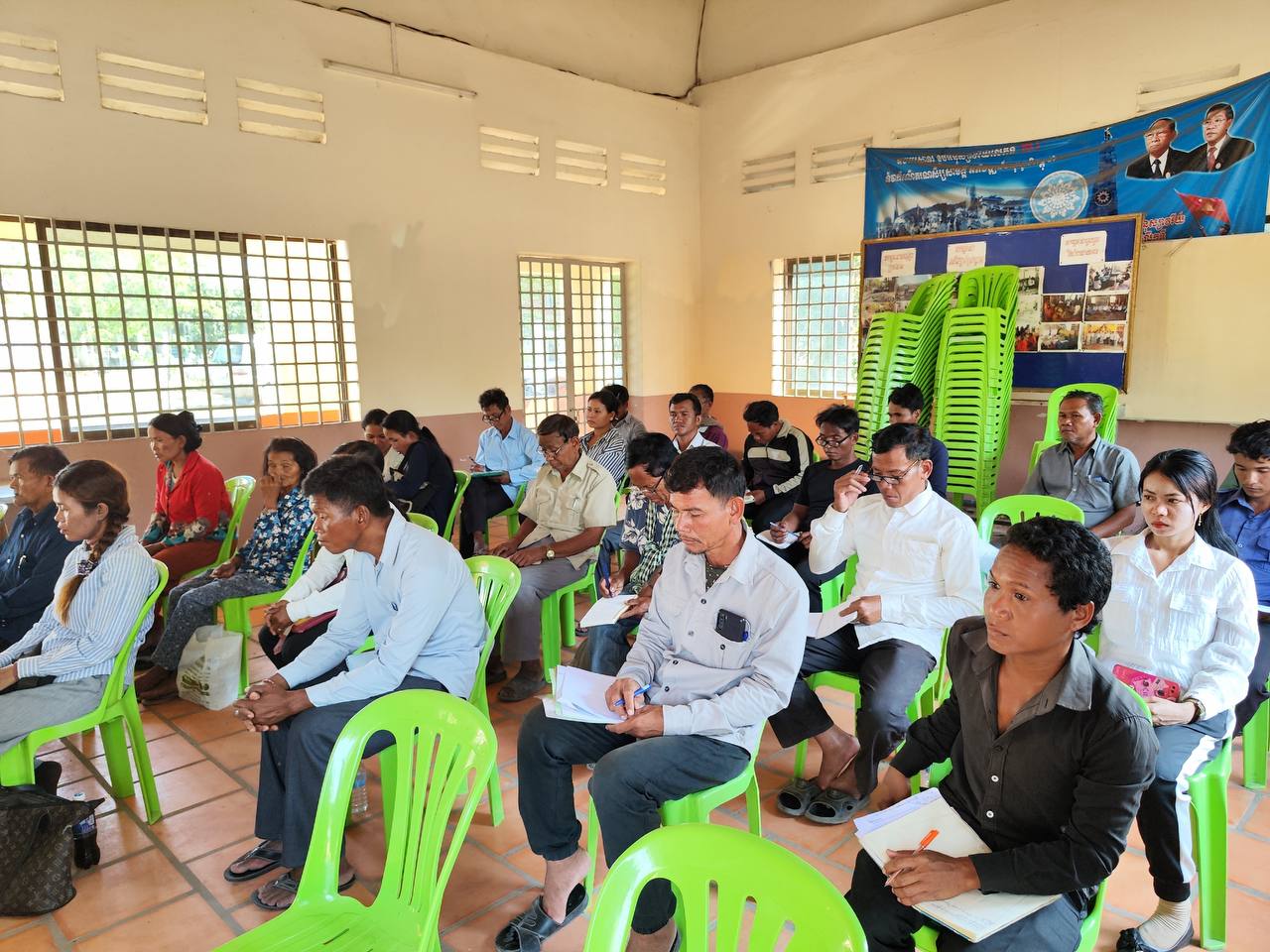 លោក ស្រុិន ពុទ្ធី ប្រធានក្រុមការងាររាជរដ្ឋាភិបាលចុះមូលដ្ឋានឃុំក្បាលទឹក ស្រុកទឹកផុស ខេត្តកំពង់ឆ្នាំង លោក សែ វផន និងលោកស្រី មិត្ត សុមន្ថា អនុប្រធានក្រុមការងារ បានអញ្ជើញជាអធិបតីភាពក្នុងពិធីប្រកាសសមាសភាពក្រុមការងារចំនួន ១៨ នាក់ និងពិធីសំណាលសំណាលជាមួយក្រុមការងារ ក្រុមប្រឹក្សាឃុំ ប្រធាន អនុប្រធាន និងសមាជិកភូមិ ដោយមានអ្នកចូលរួមសរុបចំនួន ៤០ នាក់(ស្រី ១៣ នាក់)។ 4 photo 2024 04 24 17 41 12