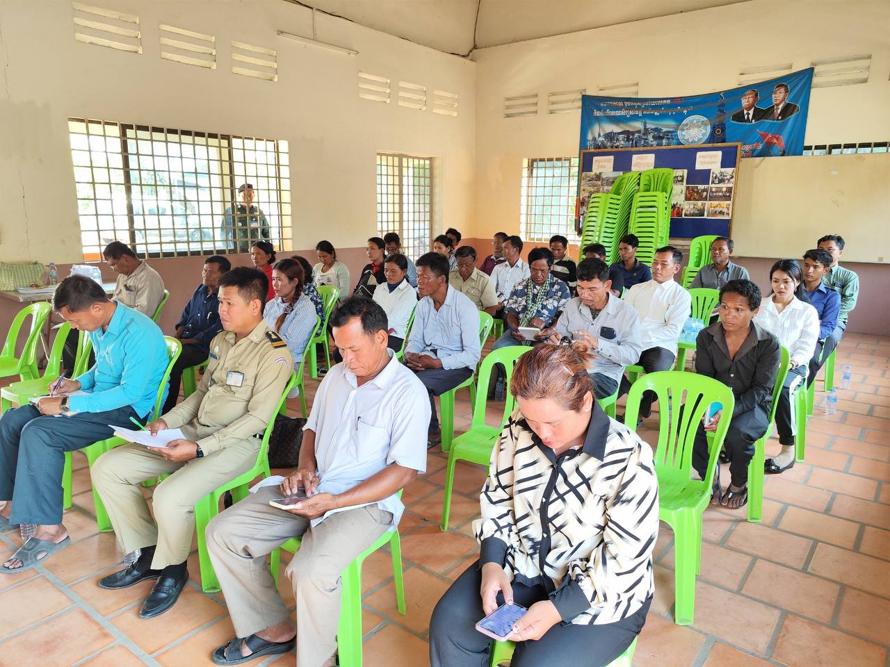 លោក ស្រុិន ពុទ្ធី ប្រធានក្រុមការងាររាជរដ្ឋាភិបាលចុះមូលដ្ឋានឃុំក្បាលទឹក ស្រុកទឹកផុស ខេត្តកំពង់ឆ្នាំង លោក សែ វផន និងលោកស្រី មិត្ត សុមន្ថា អនុប្រធានក្រុមការងារ បានអញ្ជើញជាអធិបតីភាពក្នុងពិធីប្រកាសសមាសភាពក្រុមការងារចំនួន ១៨ នាក់ និងពិធីសំណាលសំណាលជាមួយក្រុមការងារ ក្រុមប្រឹក្សាឃុំ ប្រធាន អនុប្រធាន និងសមាជិកភូមិ ដោយមានអ្នកចូលរួមសរុបចំនួន ៤០ នាក់(ស្រី ១៣ នាក់)។ 5 photo 2024 04 24 17 41 17