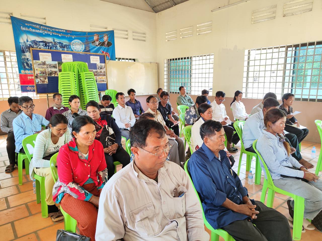 លោក ស្រុិន ពុទ្ធី ប្រធានក្រុមការងាររាជរដ្ឋាភិបាលចុះមូលដ្ឋានឃុំក្បាលទឹក ស្រុកទឹកផុស ខេត្តកំពង់ឆ្នាំង លោក សែ វផន និងលោកស្រី មិត្ត សុមន្ថា អនុប្រធានក្រុមការងារ បានអញ្ជើញជាអធិបតីភាពក្នុងពិធីប្រកាសសមាសភាពក្រុមការងារចំនួន ១៨ នាក់ និងពិធីសំណាលសំណាលជាមួយក្រុមការងារ ក្រុមប្រឹក្សាឃុំ ប្រធាន អនុប្រធាន និងសមាជិកភូមិ ដោយមានអ្នកចូលរួមសរុបចំនួន ៤០ នាក់(ស្រី ១៣ នាក់)។ 6 photo 2024 04 24 17 41 20