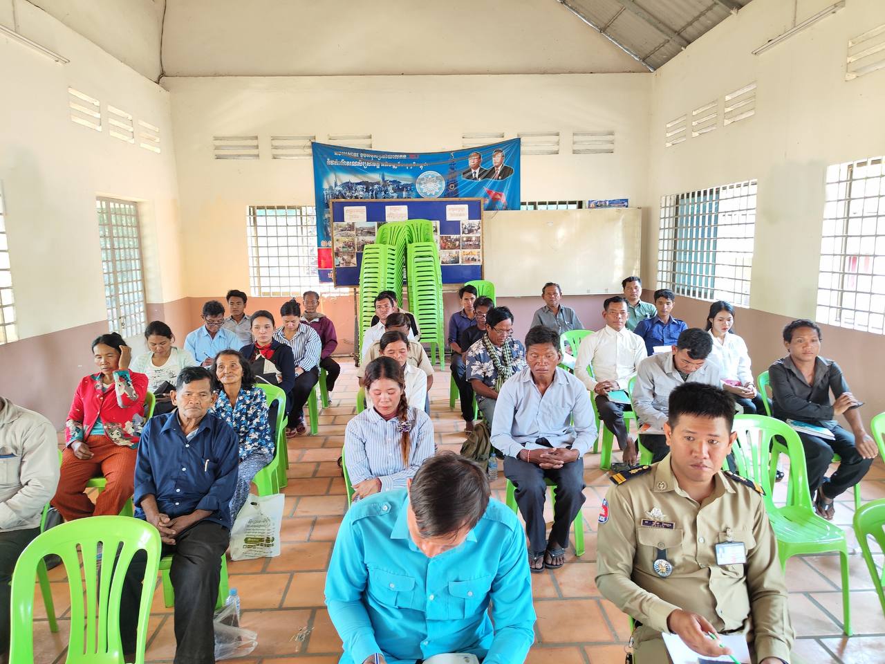 លោក ស្រុិន ពុទ្ធី ប្រធានក្រុមការងាររាជរដ្ឋាភិបាលចុះមូលដ្ឋានឃុំក្បាលទឹក ស្រុកទឹកផុស ខេត្តកំពង់ឆ្នាំង លោក សែ វផន និងលោកស្រី មិត្ត សុមន្ថា អនុប្រធានក្រុមការងារ បានអញ្ជើញជាអធិបតីភាពក្នុងពិធីប្រកាសសមាសភាពក្រុមការងារចំនួន ១៨ នាក់ និងពិធីសំណាលសំណាលជាមួយក្រុមការងារ ក្រុមប្រឹក្សាឃុំ ប្រធាន អនុប្រធាន និងសមាជិកភូមិ ដោយមានអ្នកចូលរួមសរុបចំនួន ៤០ នាក់(ស្រី ១៣ នាក់)។ 7 photo 2024 04 24 17 41 23