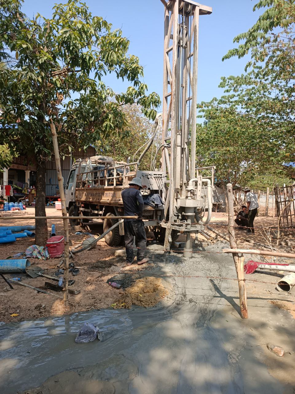 មន្រ្ដីការិយាល័យផ្គត់ផ្គង់ ទឹក នៃមន្ទីរអភិវឌ្ឍន៍ជនបទខេត្តកំពង់ឆ្នាំង បានចុះពិនិត្យការខួងអណ្តូងទឹក ស្អាតចំនួន ៣ទីតាំង ក្នុងស្រុកសាមគ្គីមានជ័យ 2 photo 2024 04 25 09 22 53